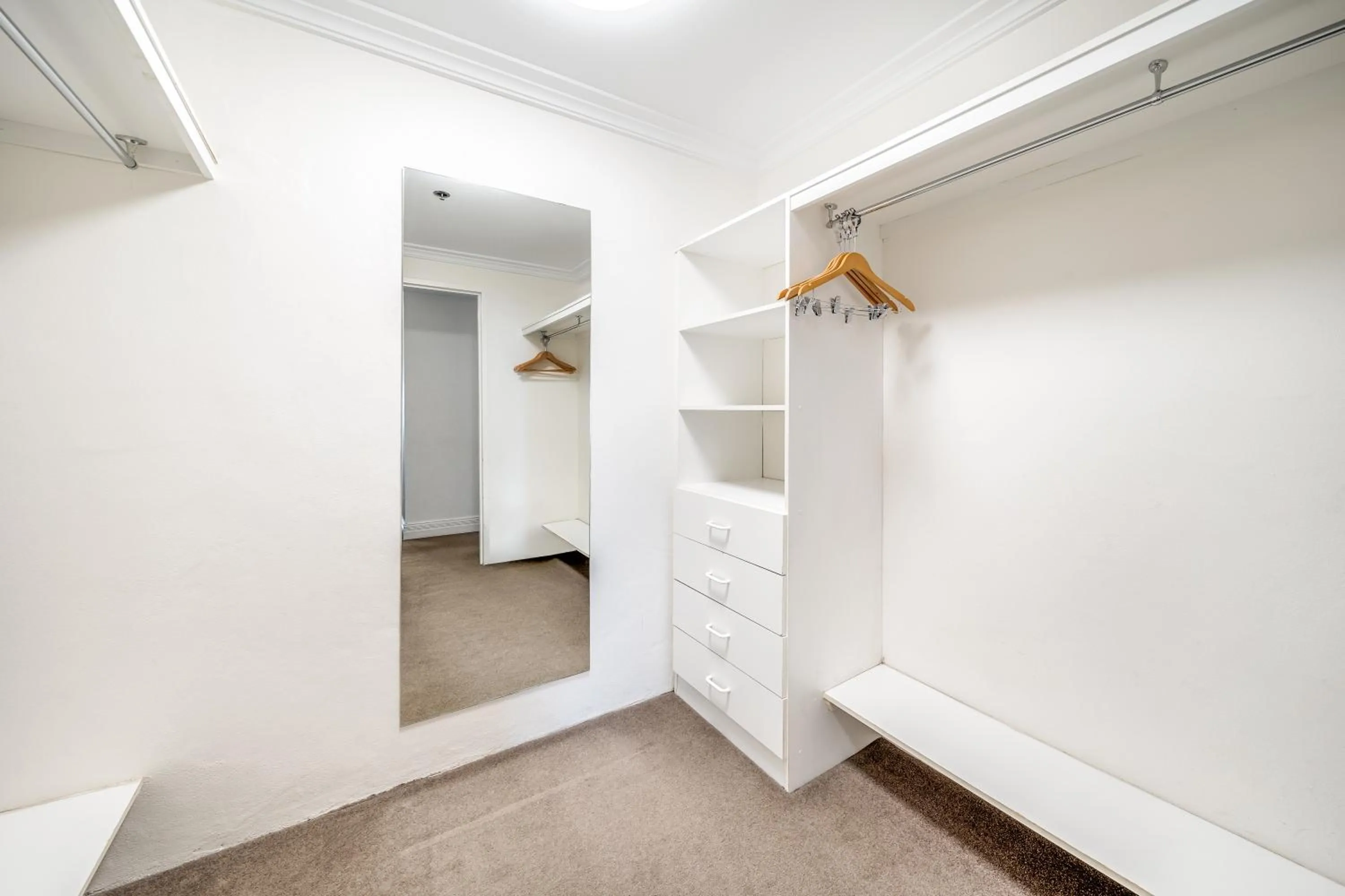 wardrobe, Bed in Oaks Sydney Castlereagh Suites
