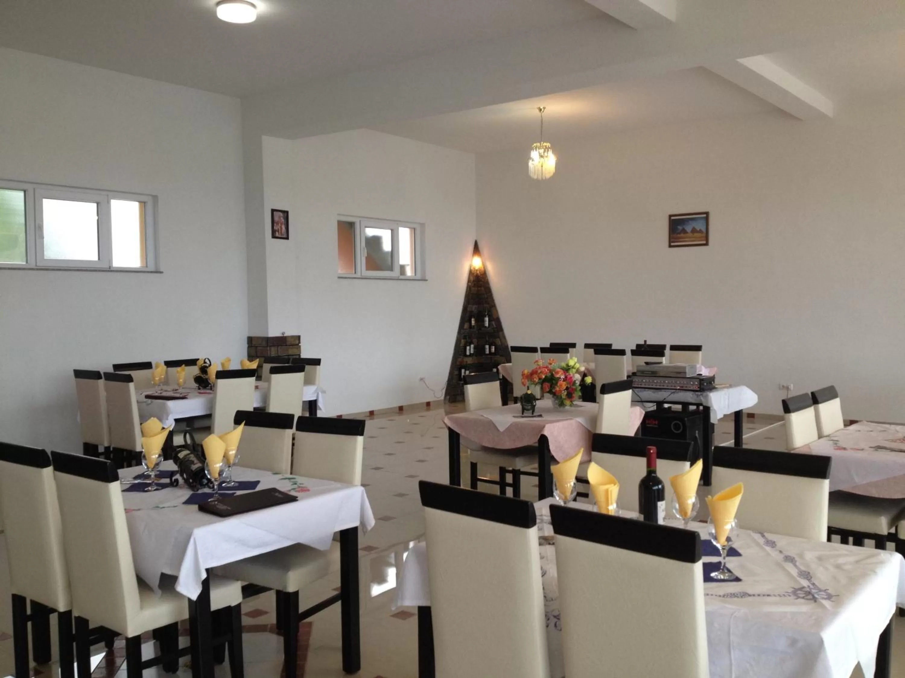 Restaurant/Places to Eat in Hotel Albatros