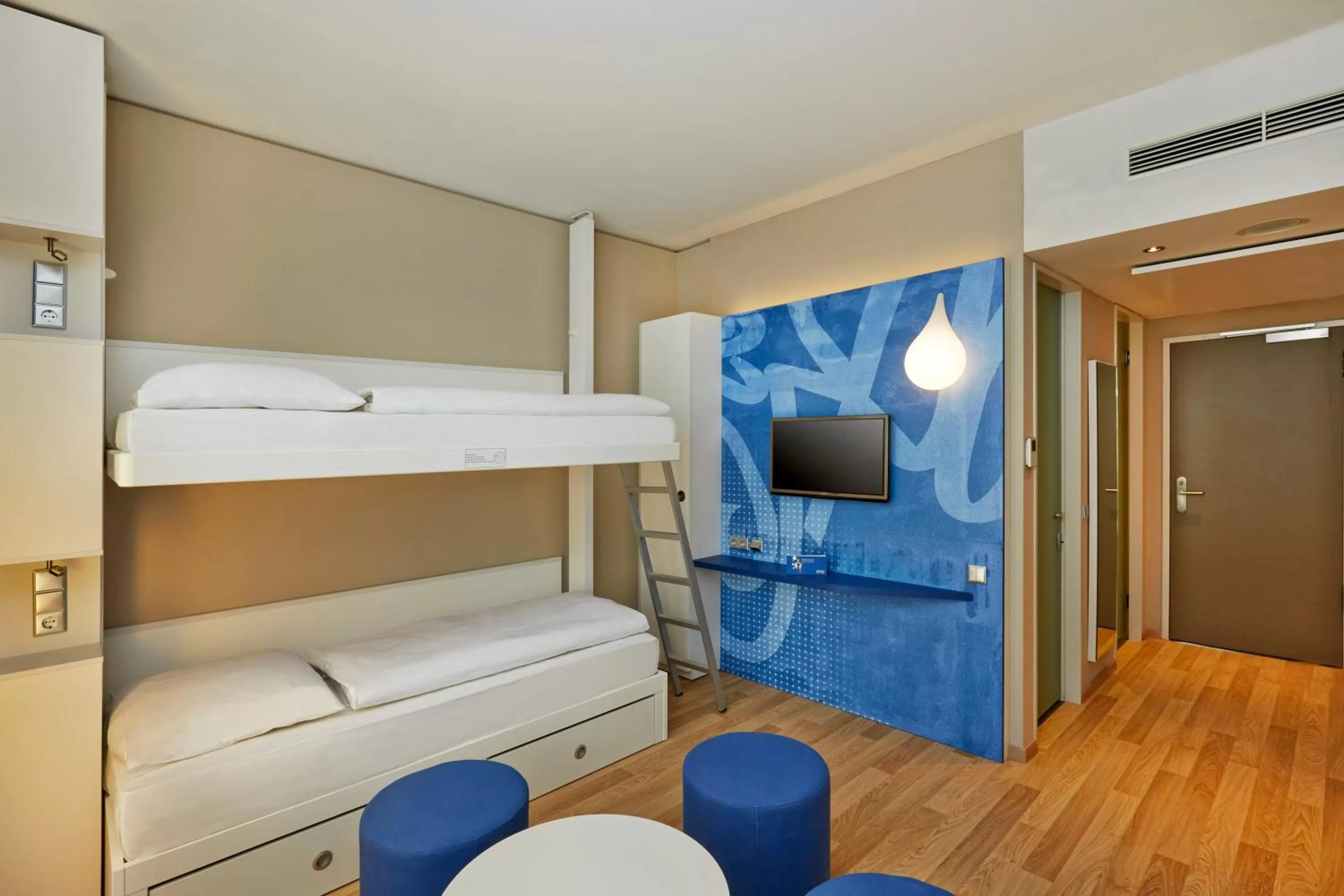 Photo of the whole room, Bed in H2 Hotel München Messe