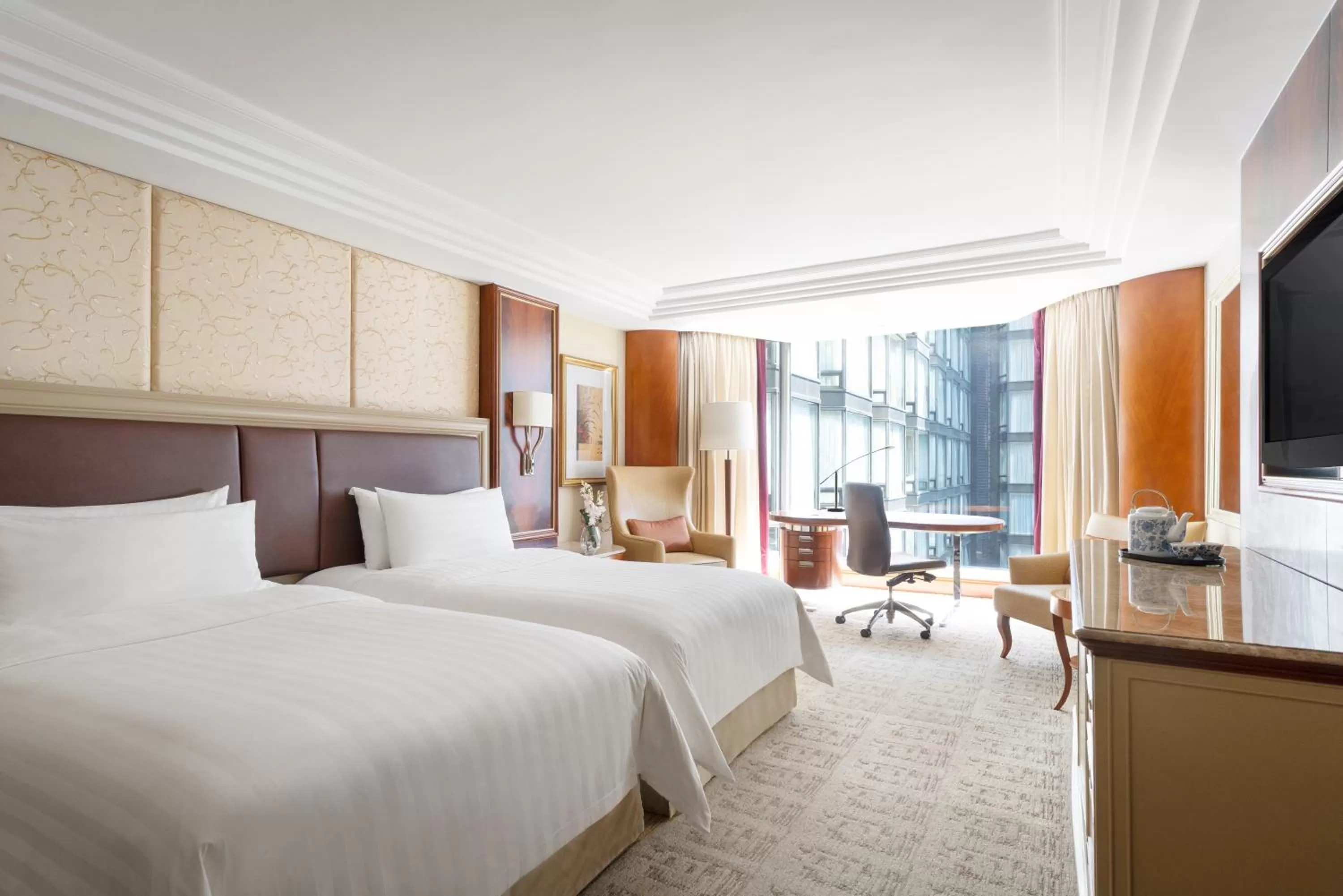 Bedroom, Bed in Kowloon Shangri-La, Hong Kong