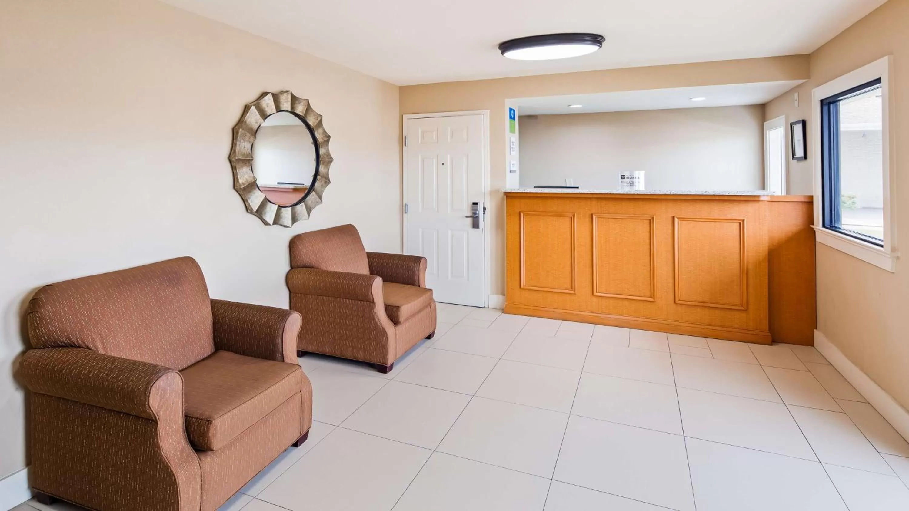 Lobby or reception in SureStay Hotel by Best Western Tupelo North