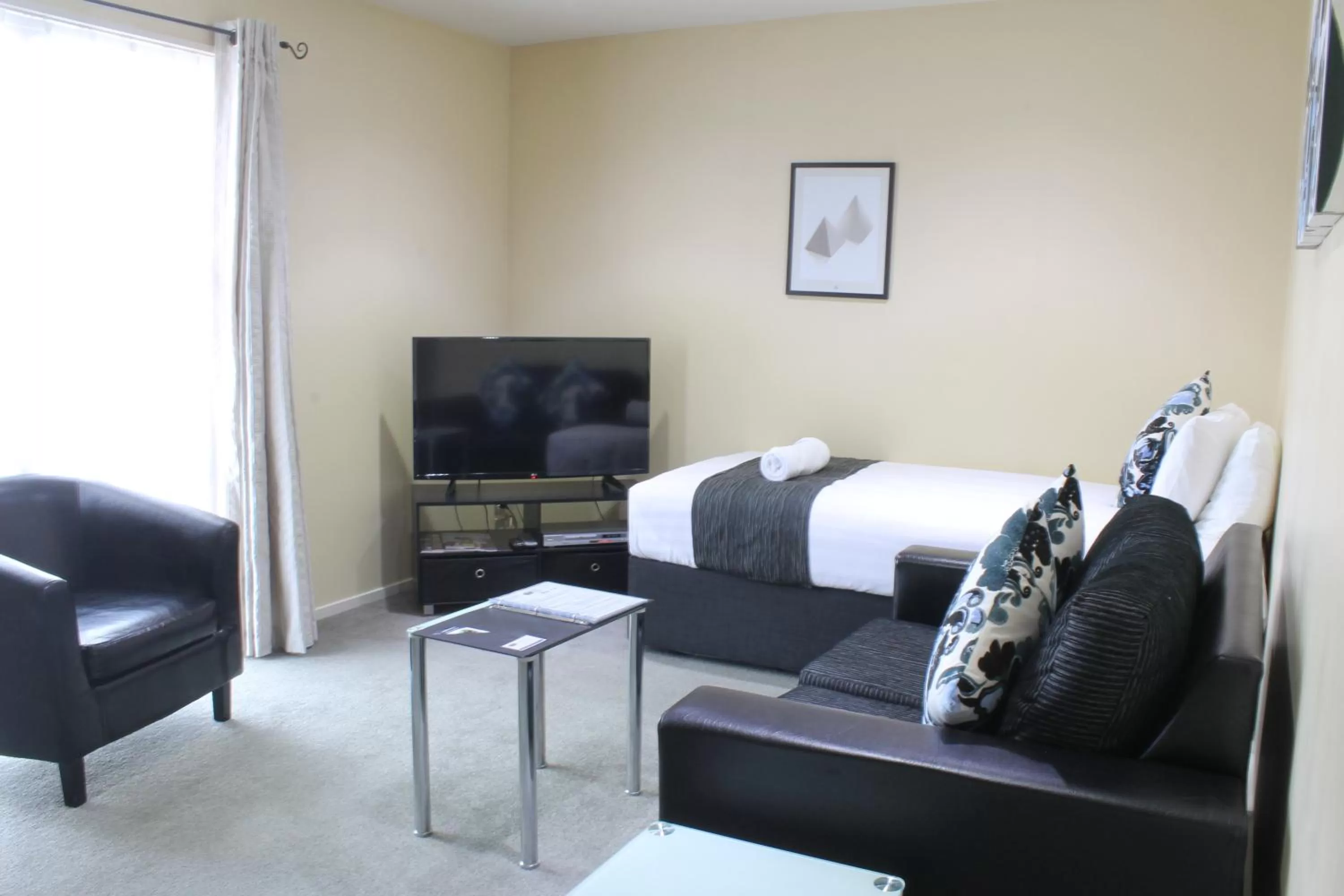 Seating area, Bed in Abbella Lodge Motel