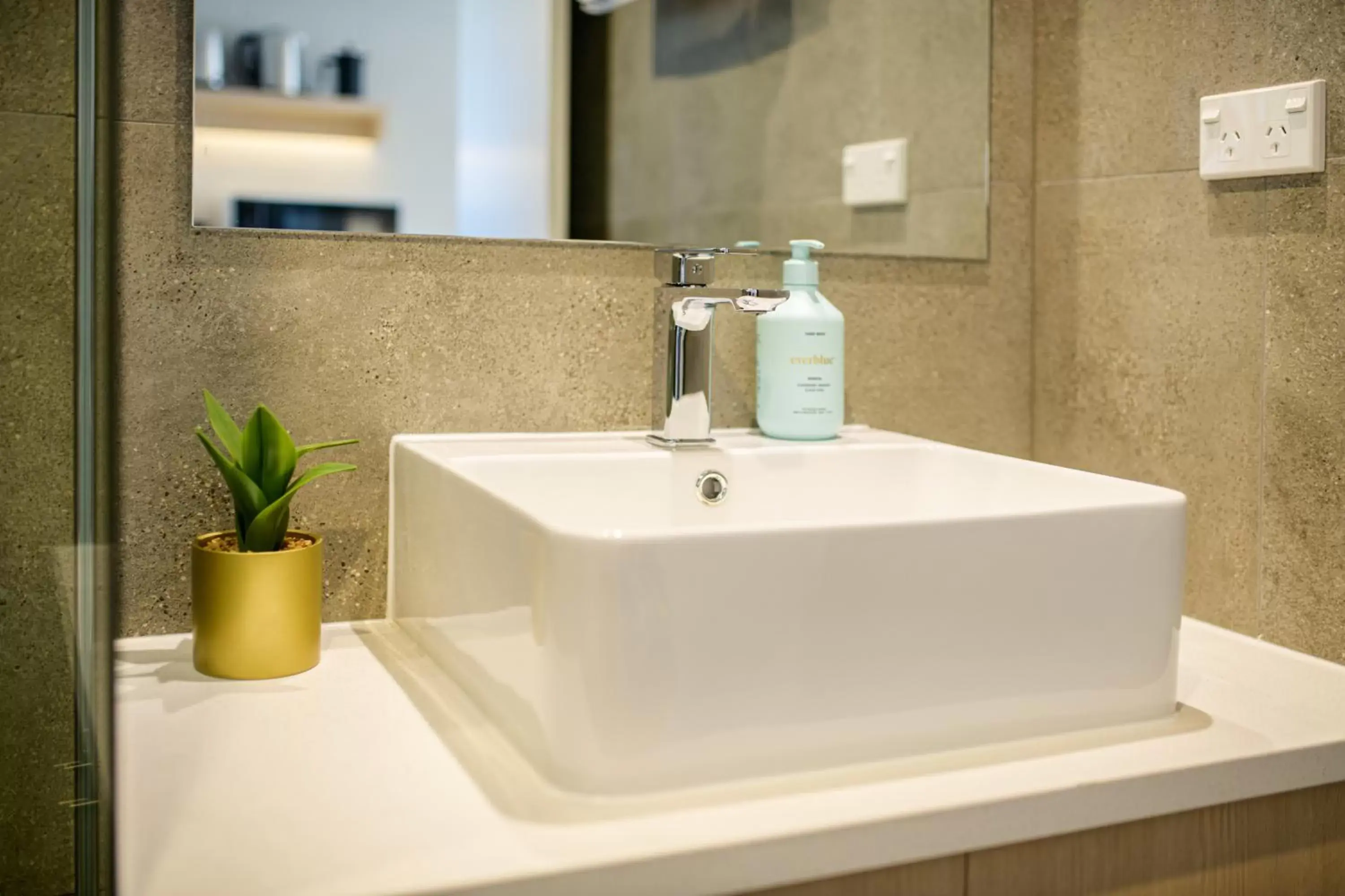 Deluxe Queen Studio in Takapuna International Motor Lodge Deluxe Queen Studio in Takapuna International Motor Lodge