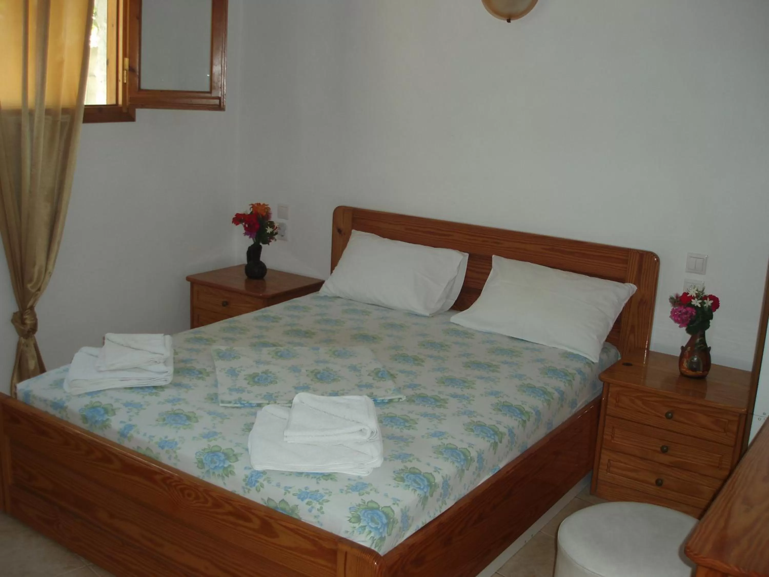 Bed in skiathos studios HL