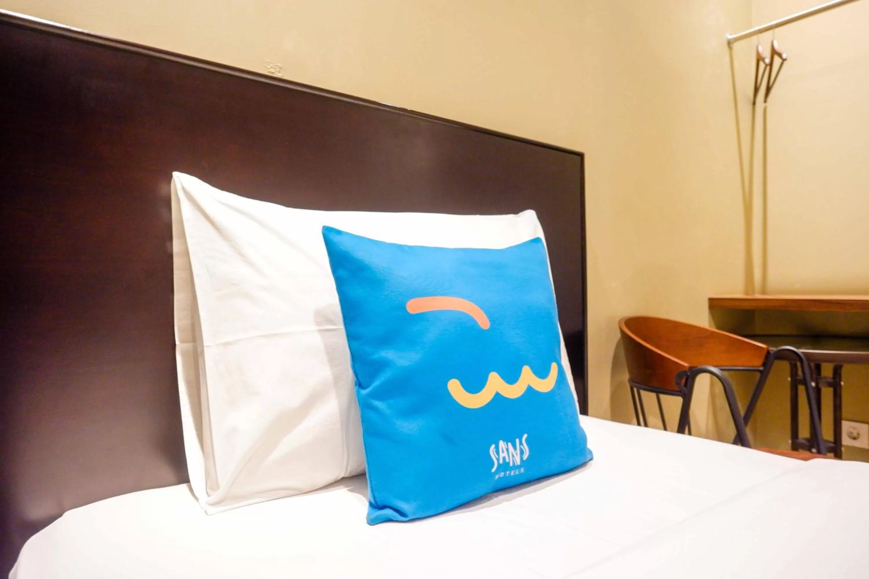 Bedroom, Bed in Sans Hotel Empress Simpang Lima