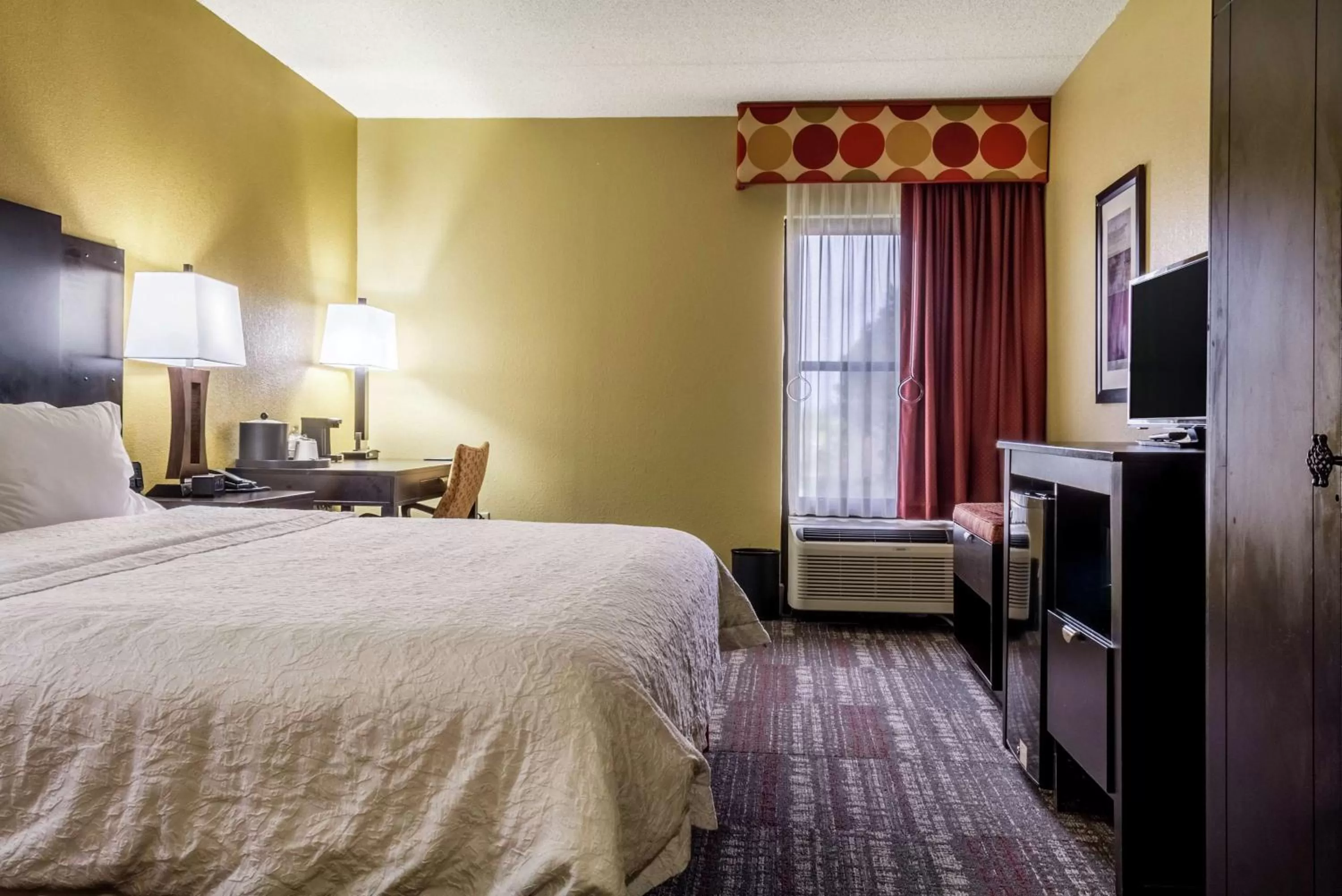 Bed in Hampton Inn Clinton