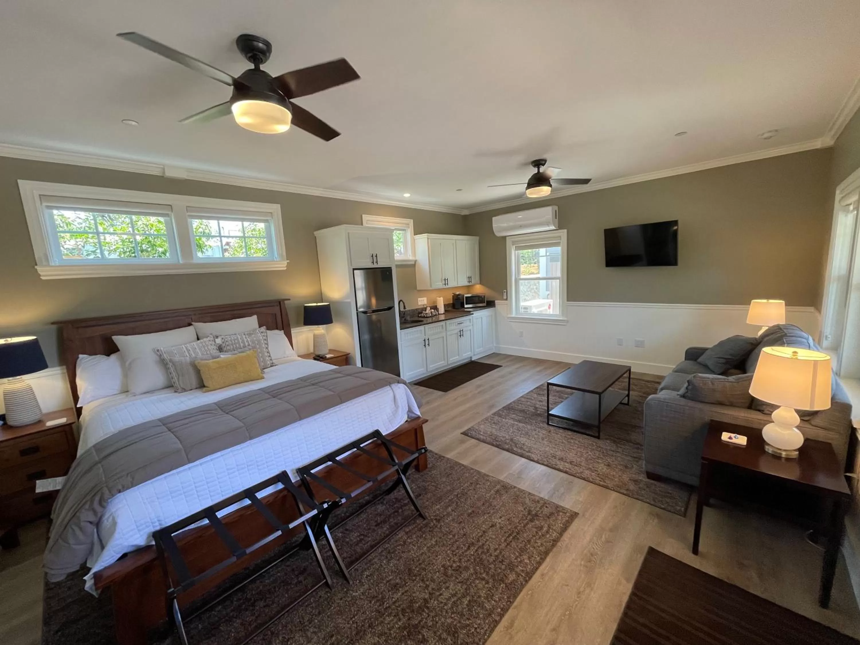 Bed in ForFriends Inn Wine Country Bed and Breakfast