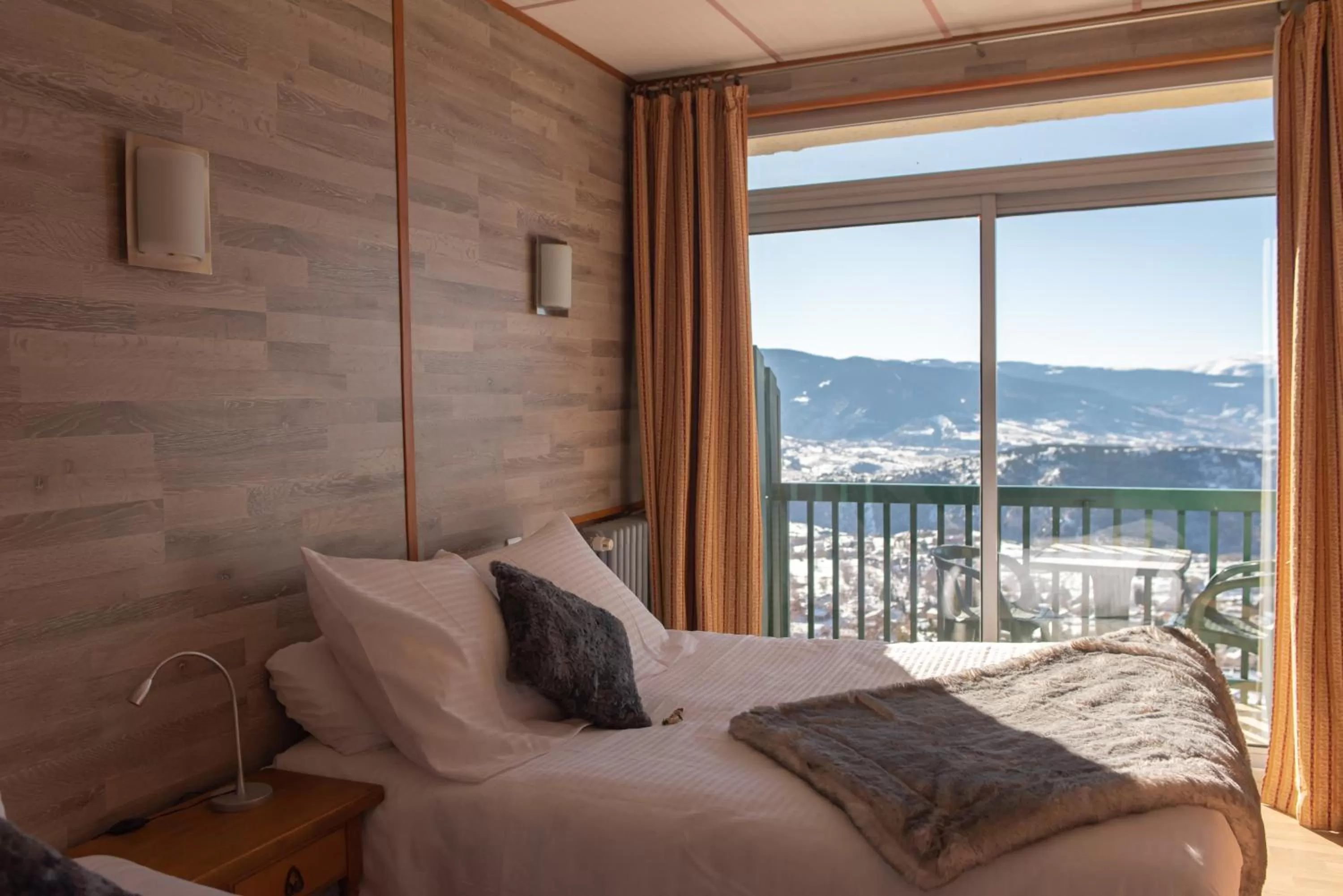 Bedroom, Bed in Hotel des Pyrénées