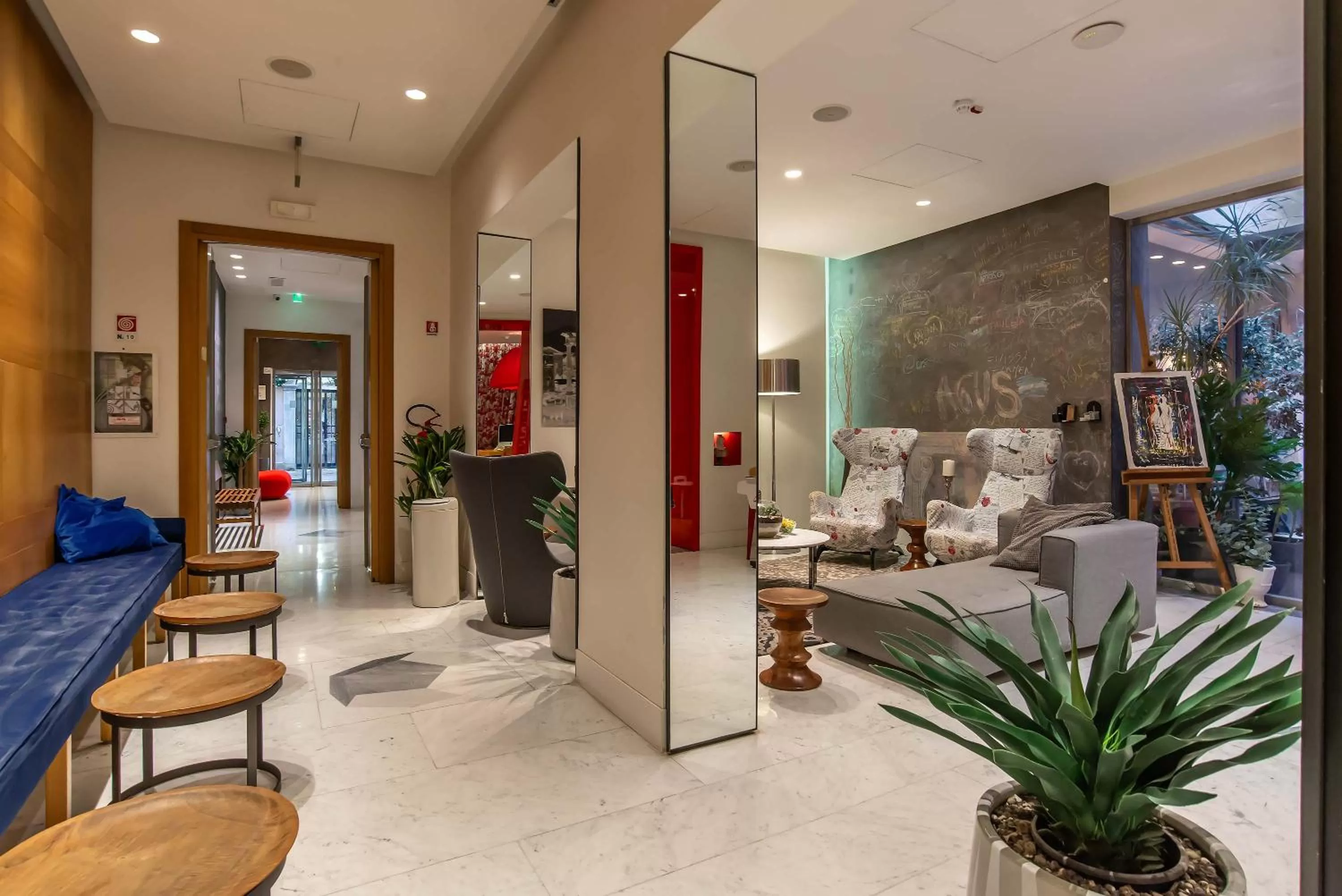 Communal lounge/ TV room in Hotel White