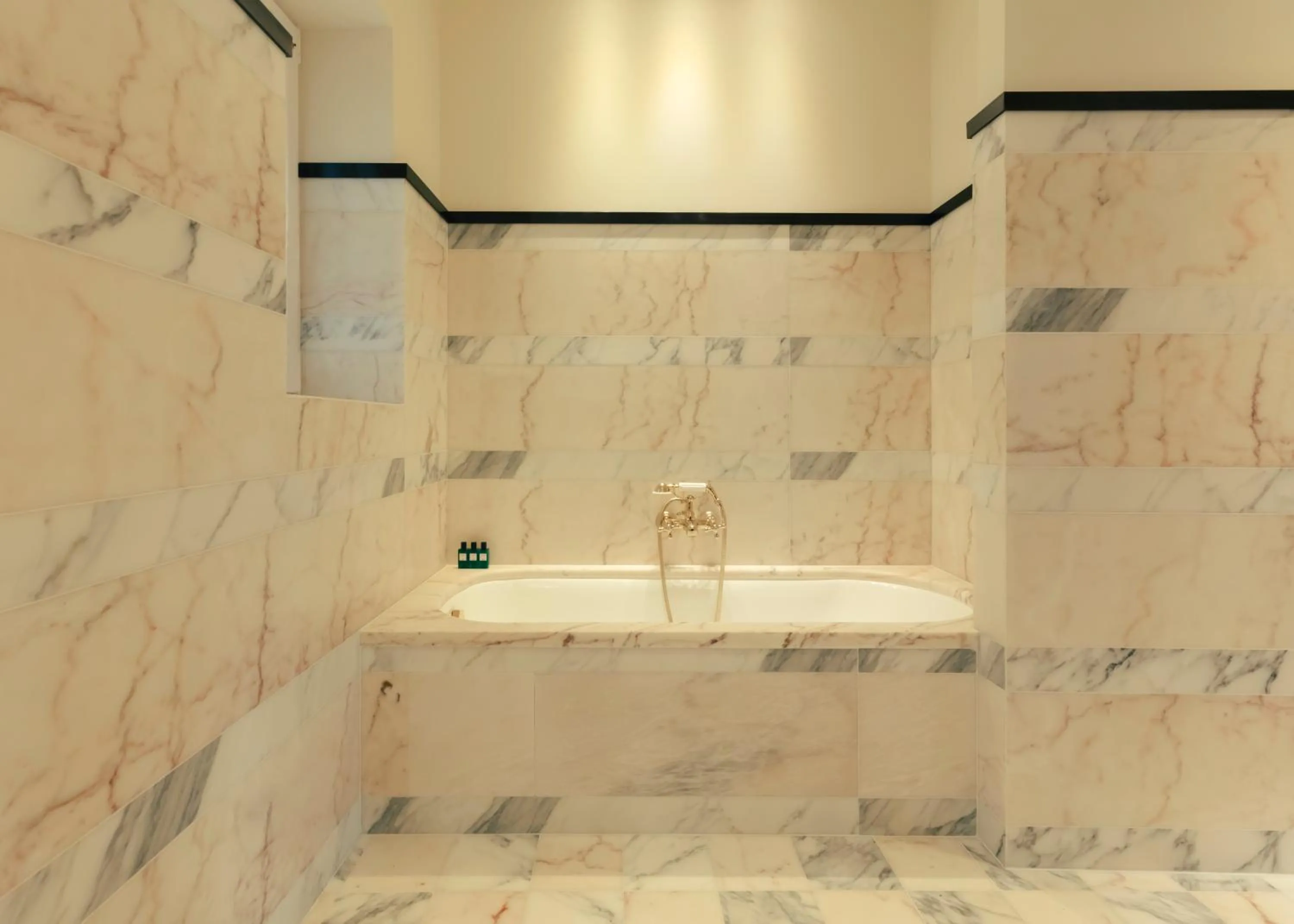 Bathroom in Hotel la Ponche