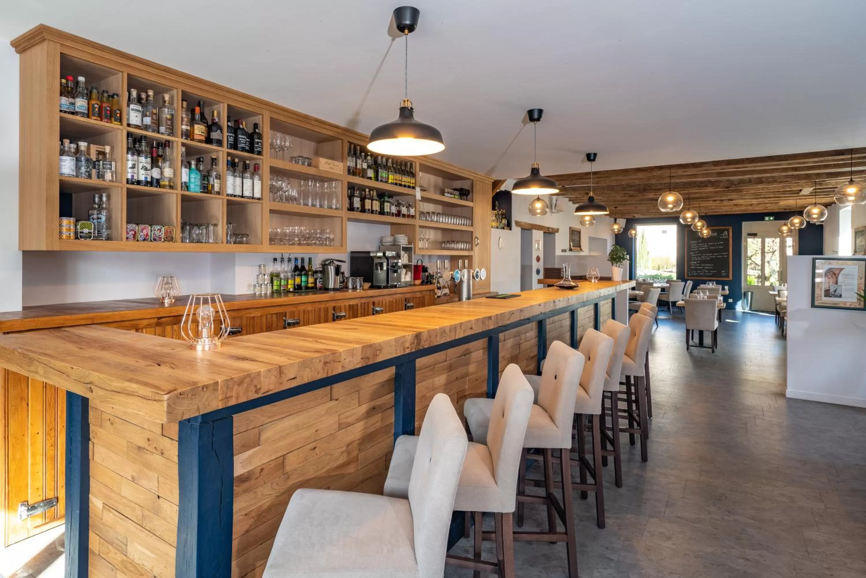 Lounge or bar in L'Auberge du Croissant