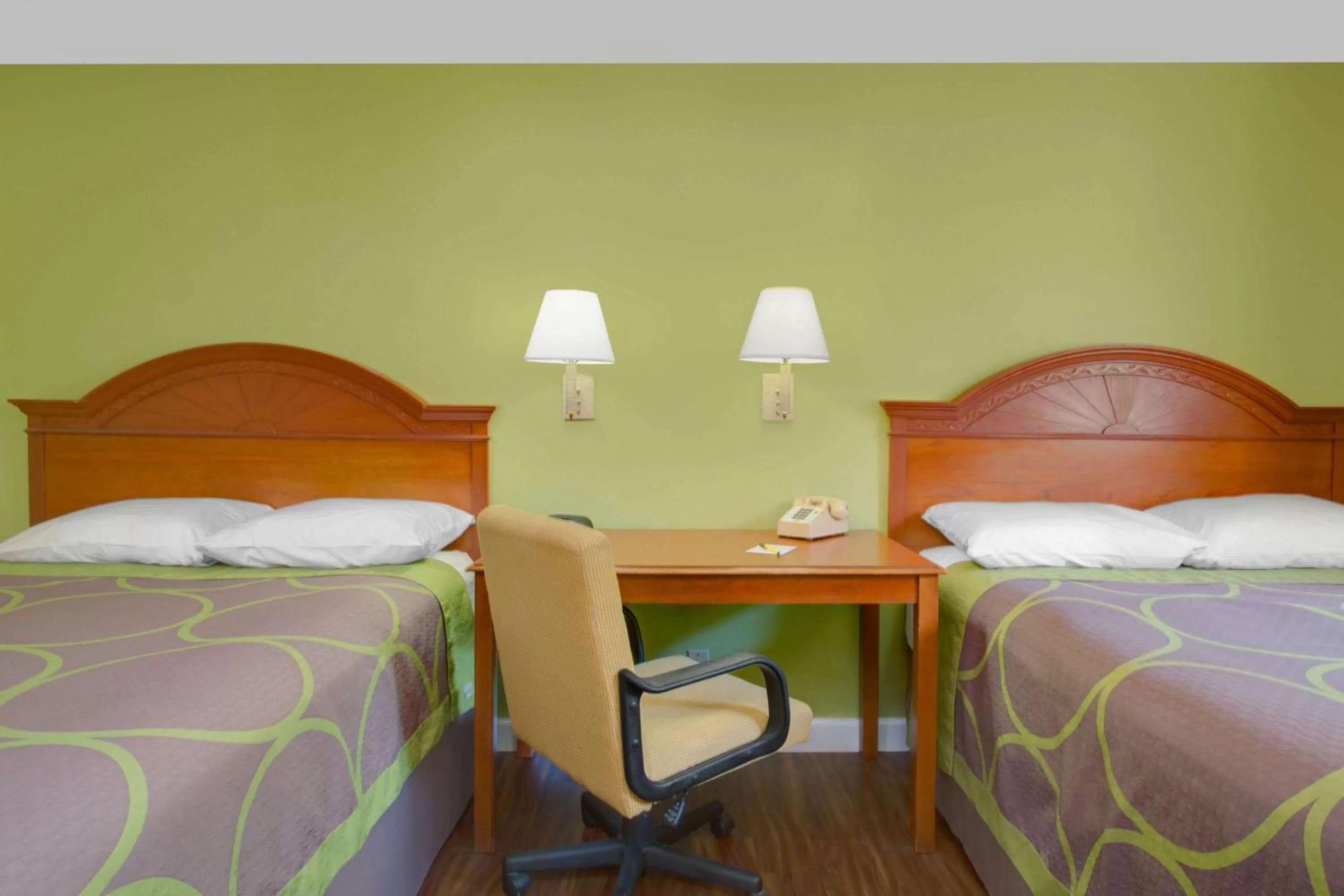 Photo of the whole room, Bed in Super-8-Gainesville-I-75-Hospital-University-Area