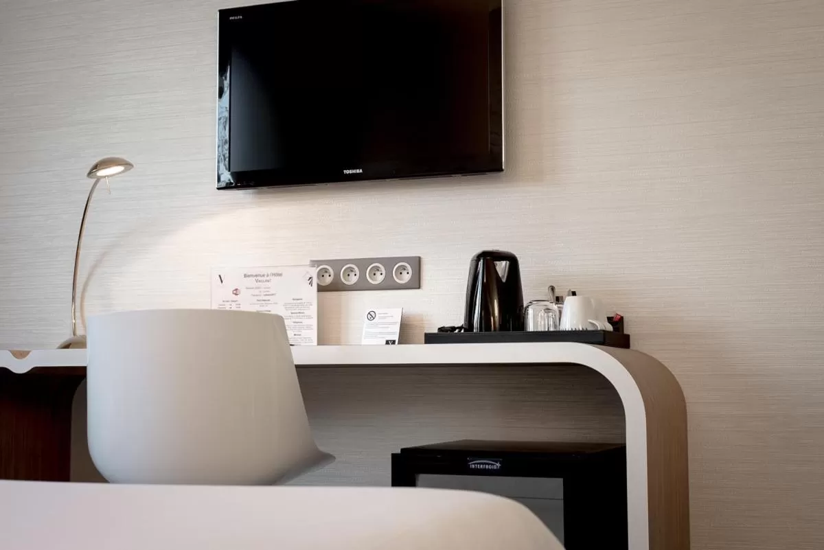 Coffee/tea facilities, Bed in Hôtel Restaurant Vaillant Colmar Nord