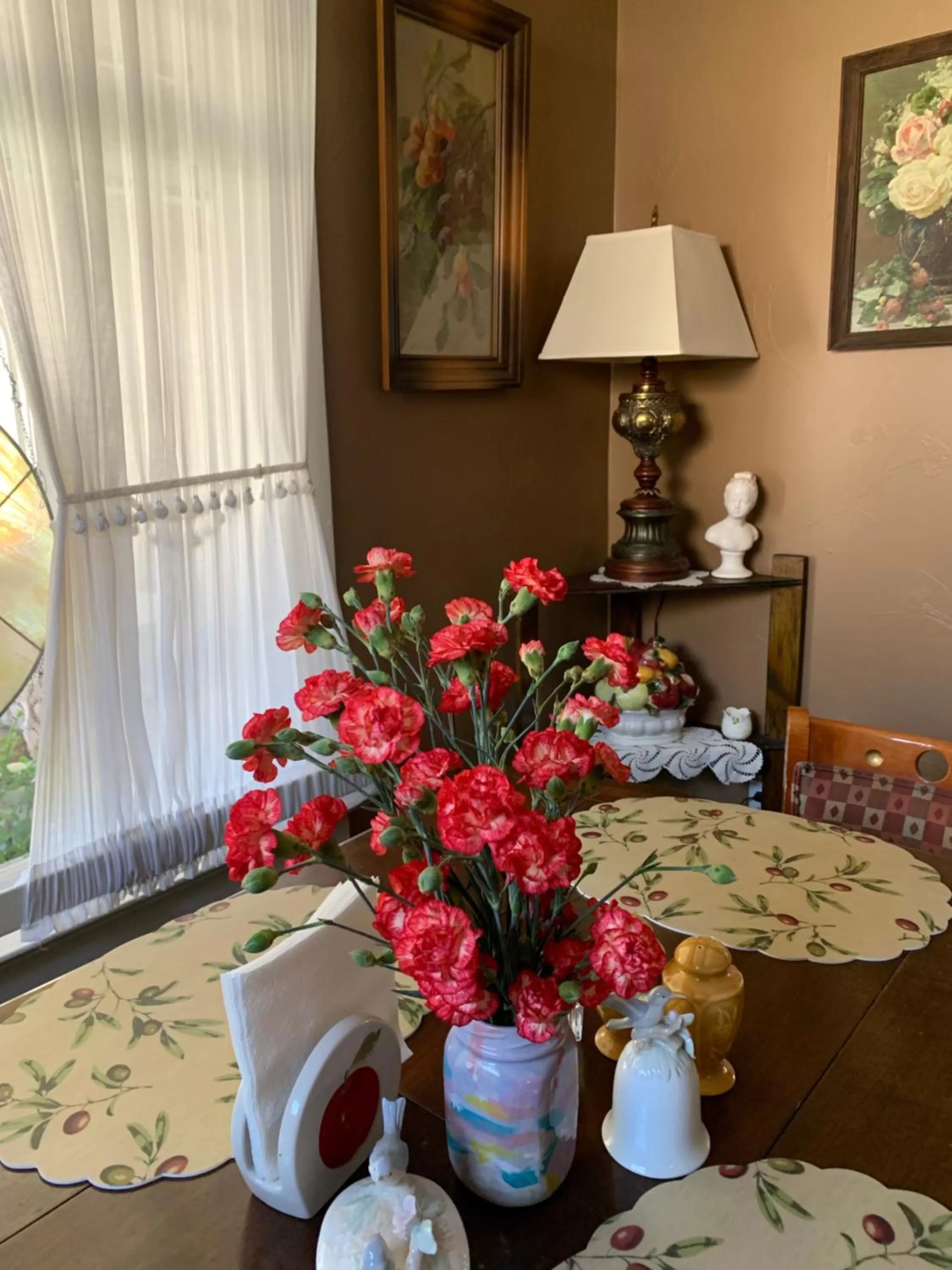 Dining area in Bard's Inn