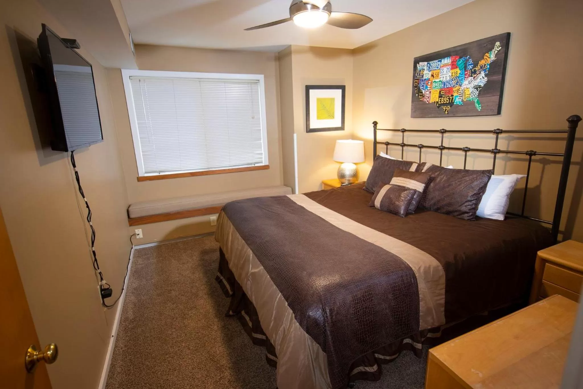 Photo of the whole room, Bed in Mountain Lodge at Okemo