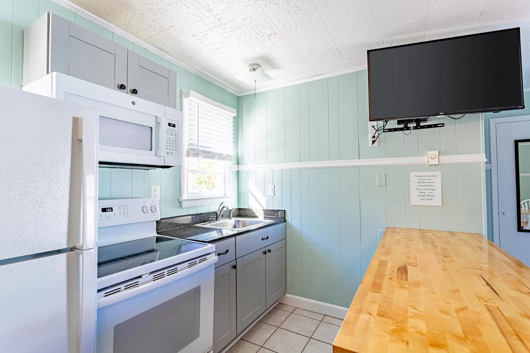 Kitchen or kitchenette in Island Guesthouse and Motel OBX