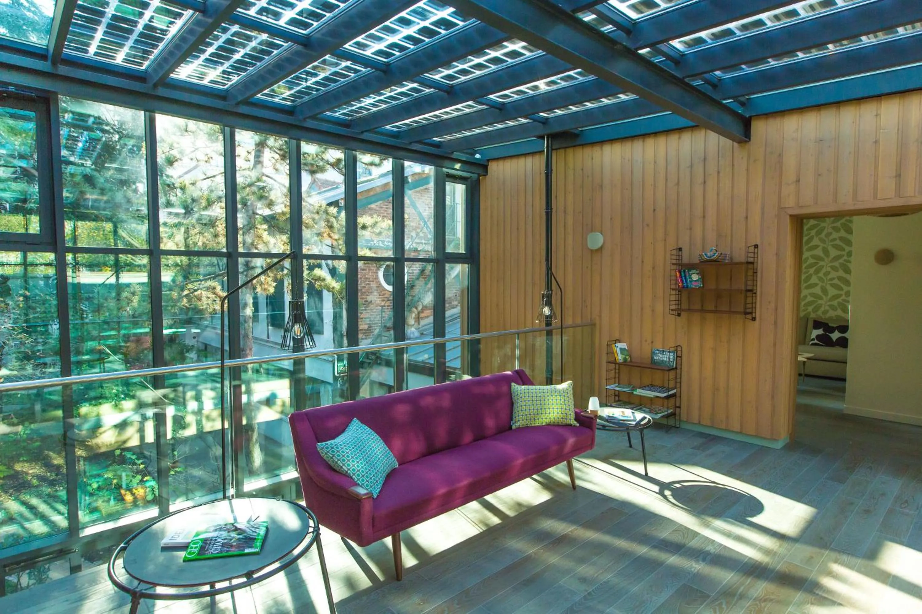 Library in Eden Lodge Paris