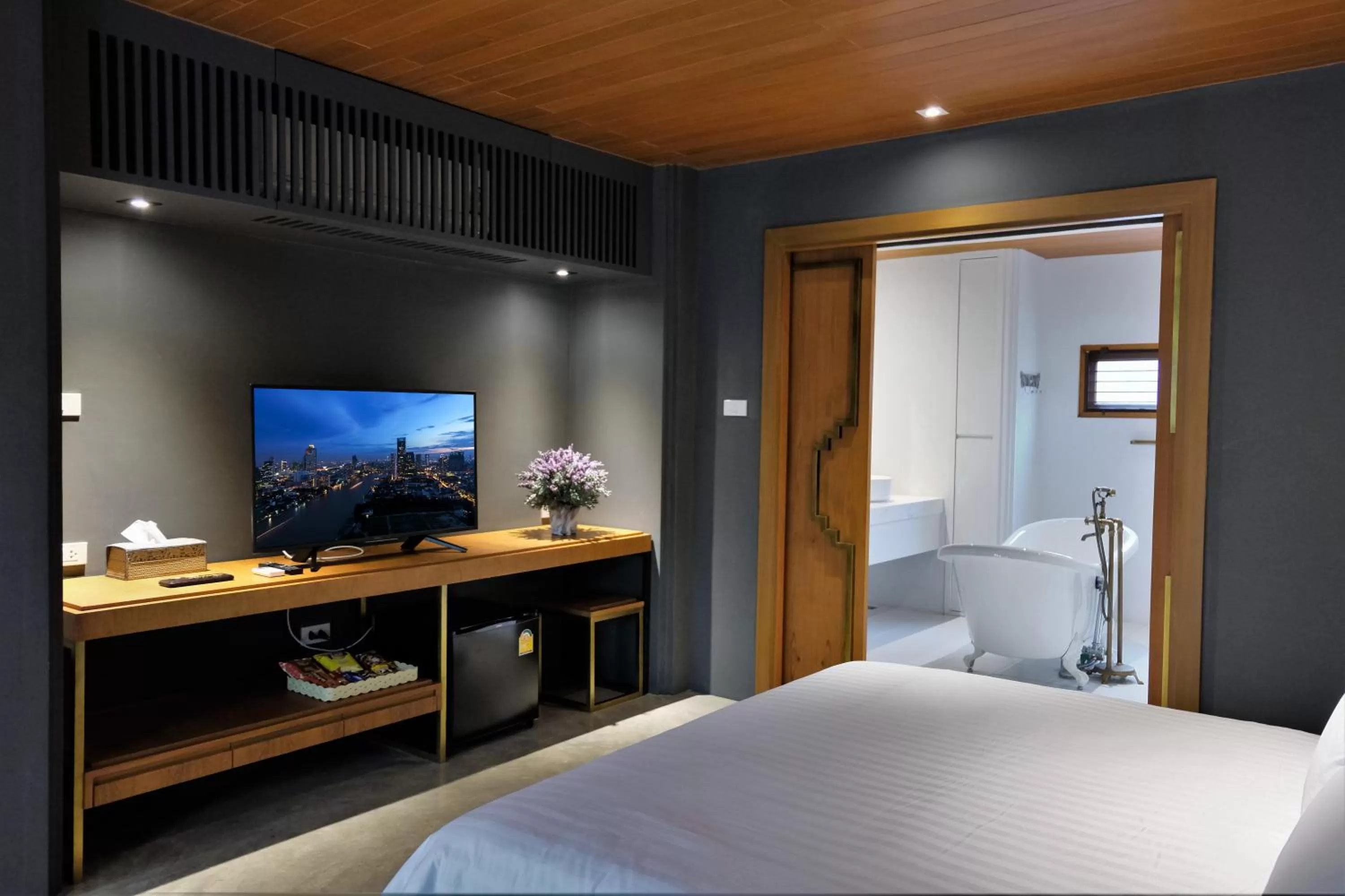 TV and multimedia, Bed in Vali Villa Bangkok