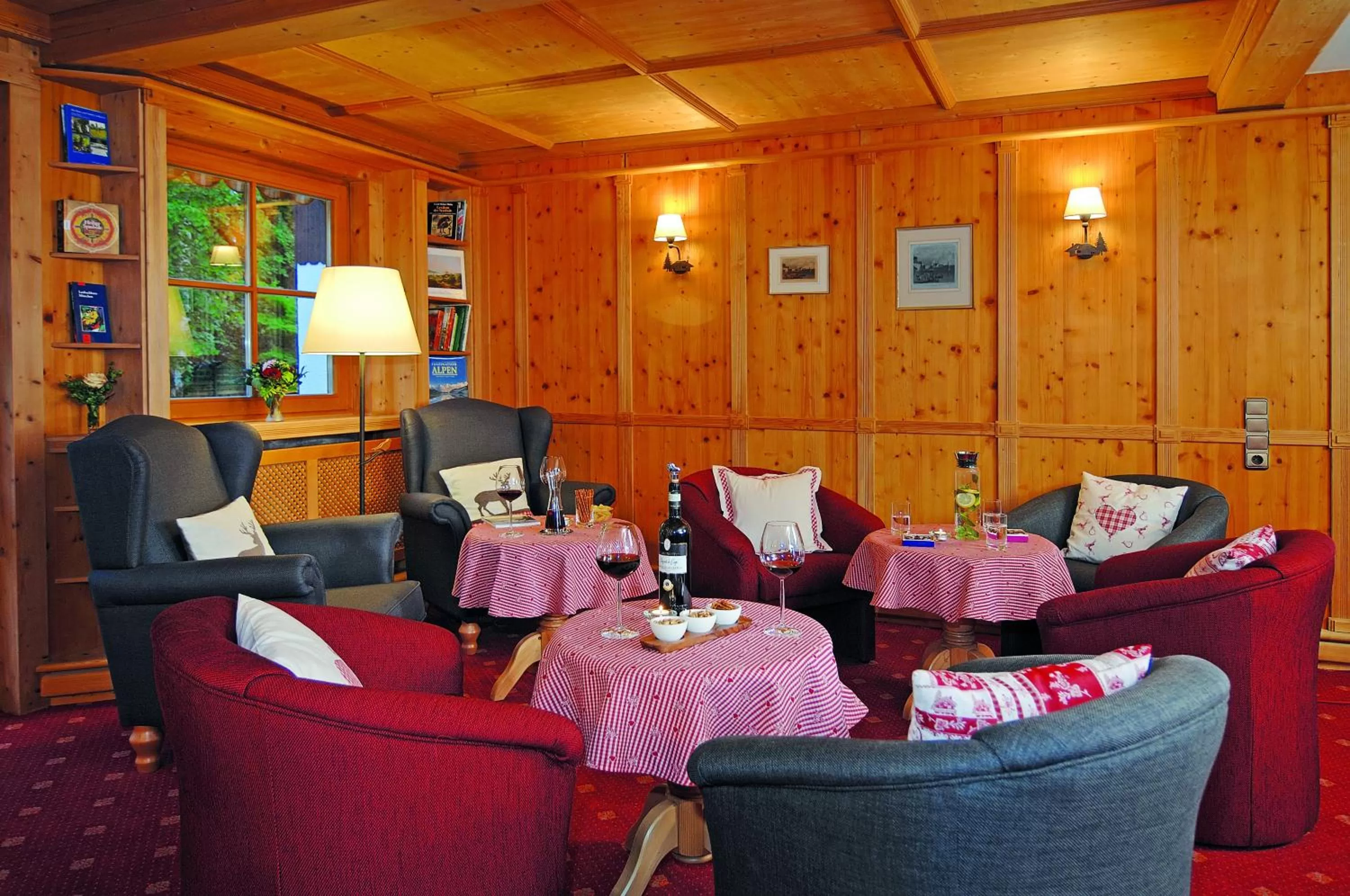 Communal lounge/ TV room in Hotel Alpenhof - ruhige Wohlfühloase zwischen München, dem Fünf-Seenland und den Bergen, in S-Bahnnähe
