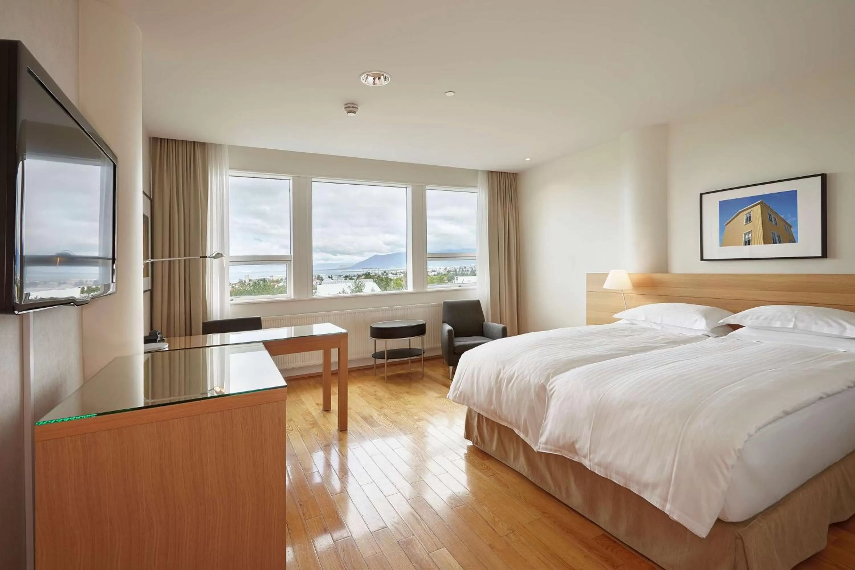 Bedroom, Bed in Hilton Reykjavik Nordica