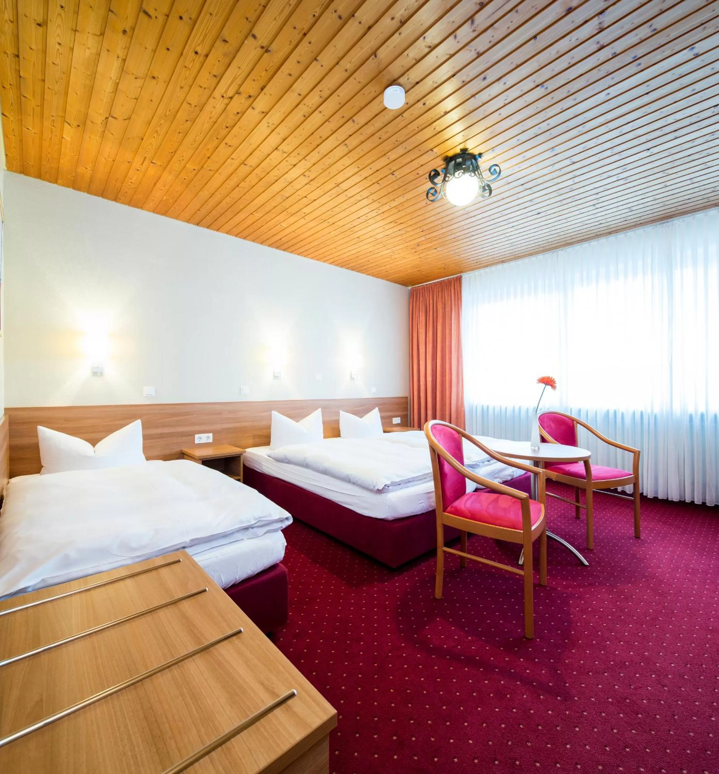 Day, Bed in Nürnberger Trichter Family-Business Hotel Garni