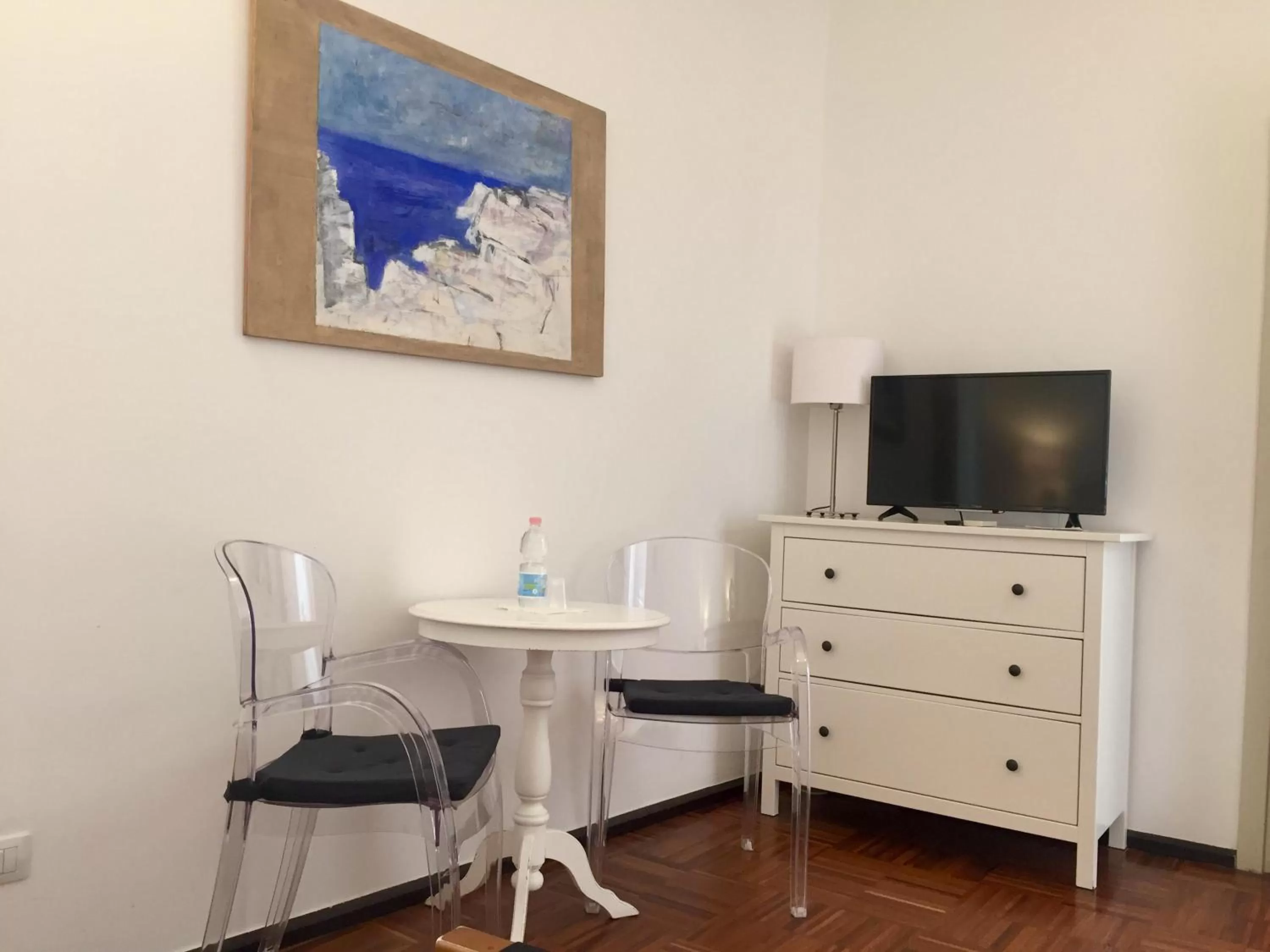 Communal lounge/ TV room in B&B Five Rooms