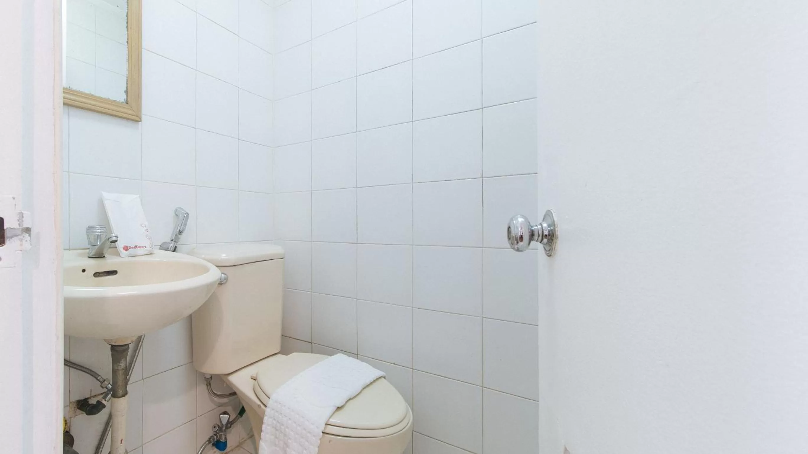 Bathroom in RedDoorz Premium near Greenbelt Makati - Vaccinated Staff
