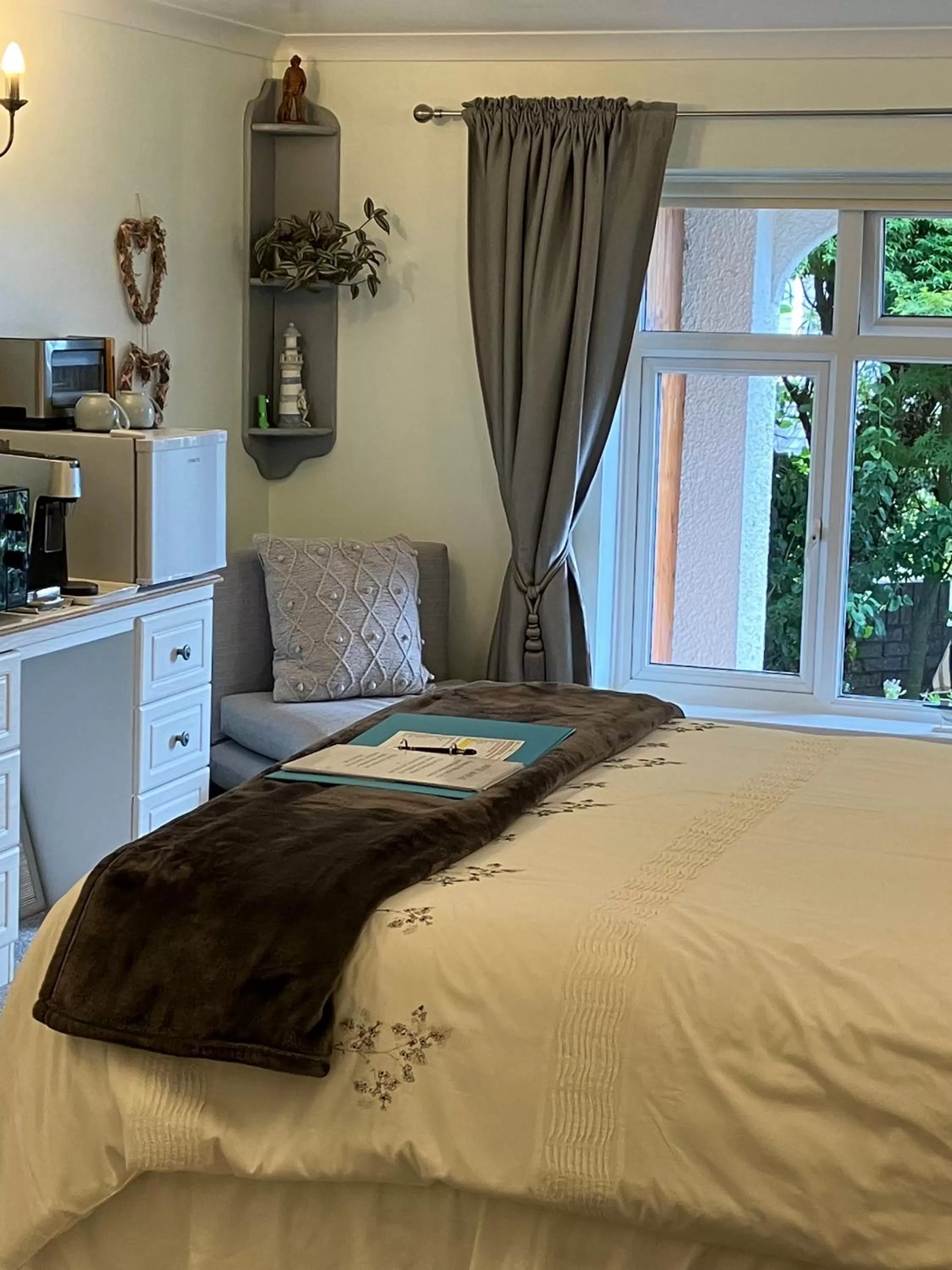 Bedroom, Bed in Luxury 3 bedded room with sea peeps and parking