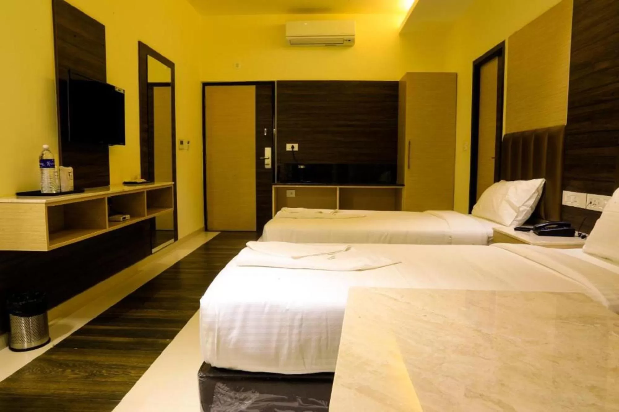 Photo of the whole room, Bed in Laya Regency