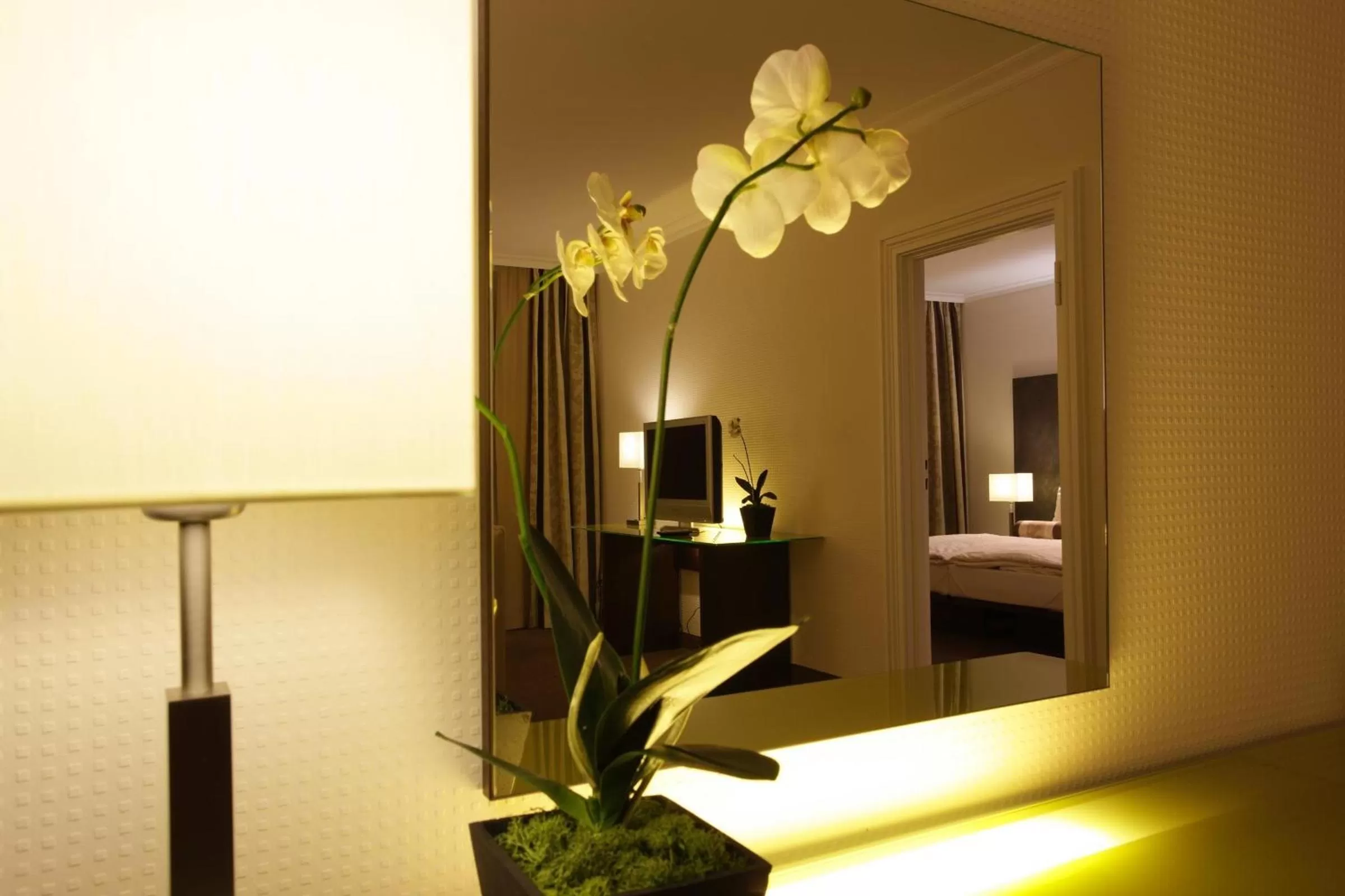 Living room, Bed in Hotel am See