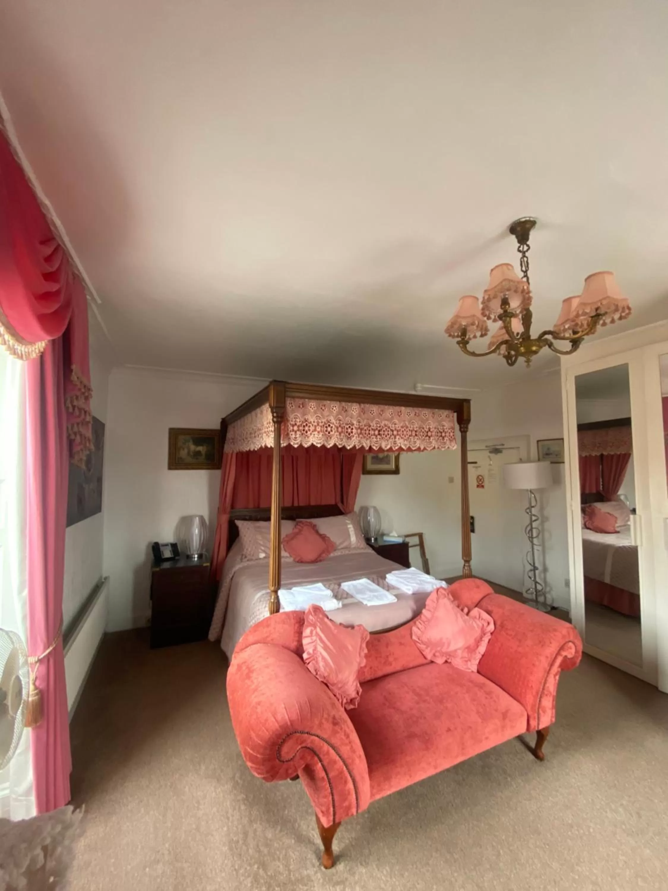 Photo of the whole room, Bed in Parlors Hall Hotel