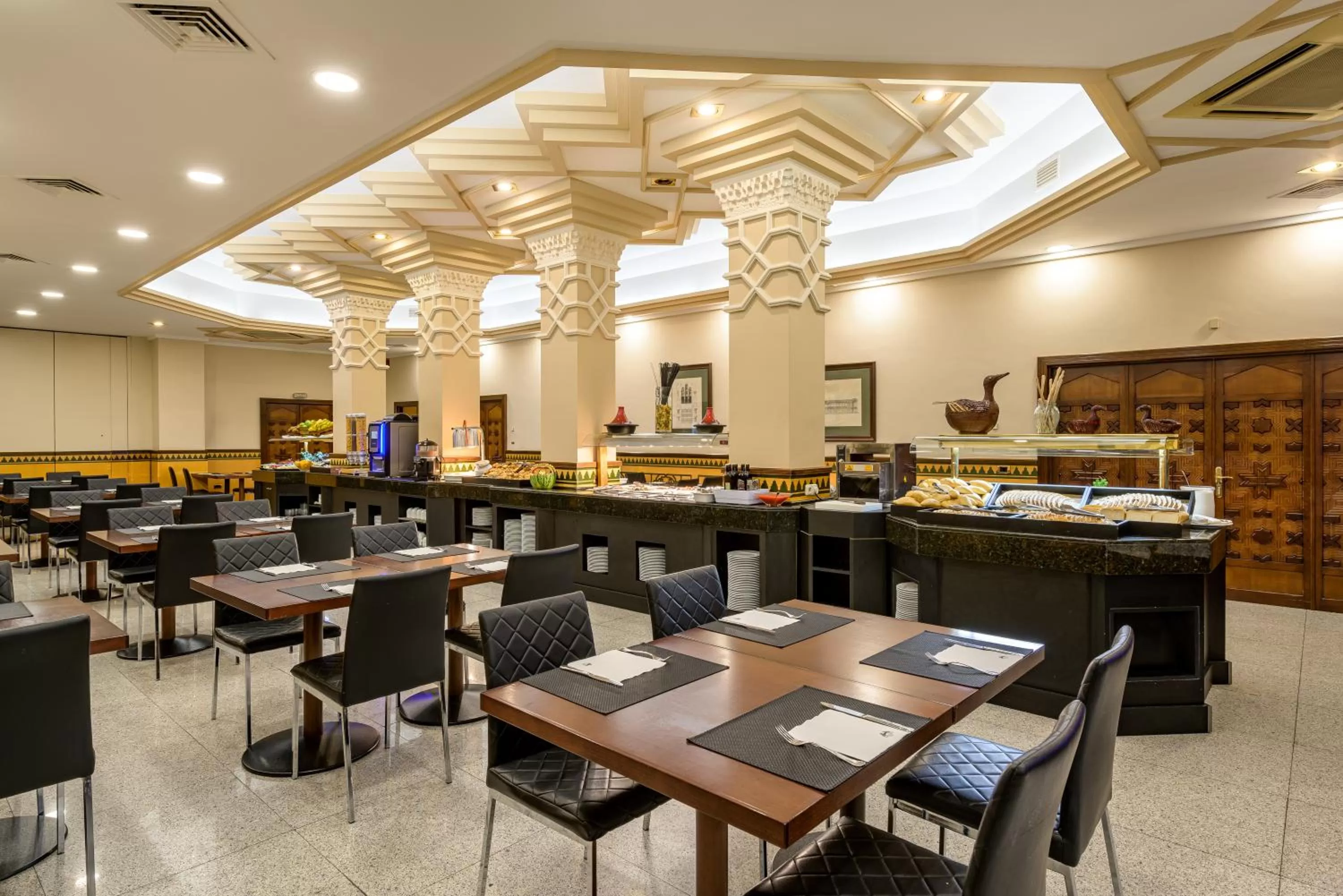 Restaurant/places to eat in Hotel Saray