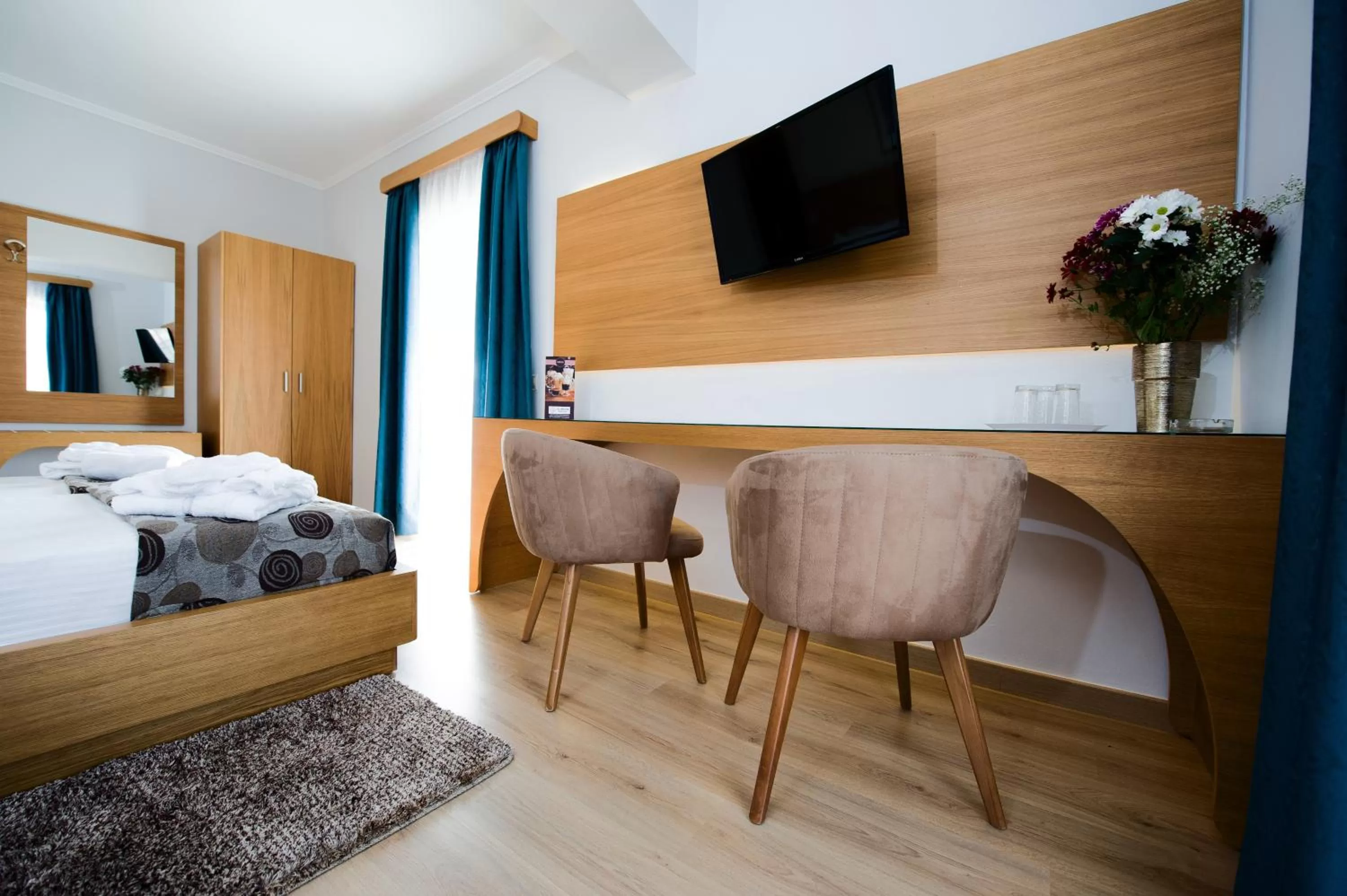 Photo of the whole room, Bed in Olympion