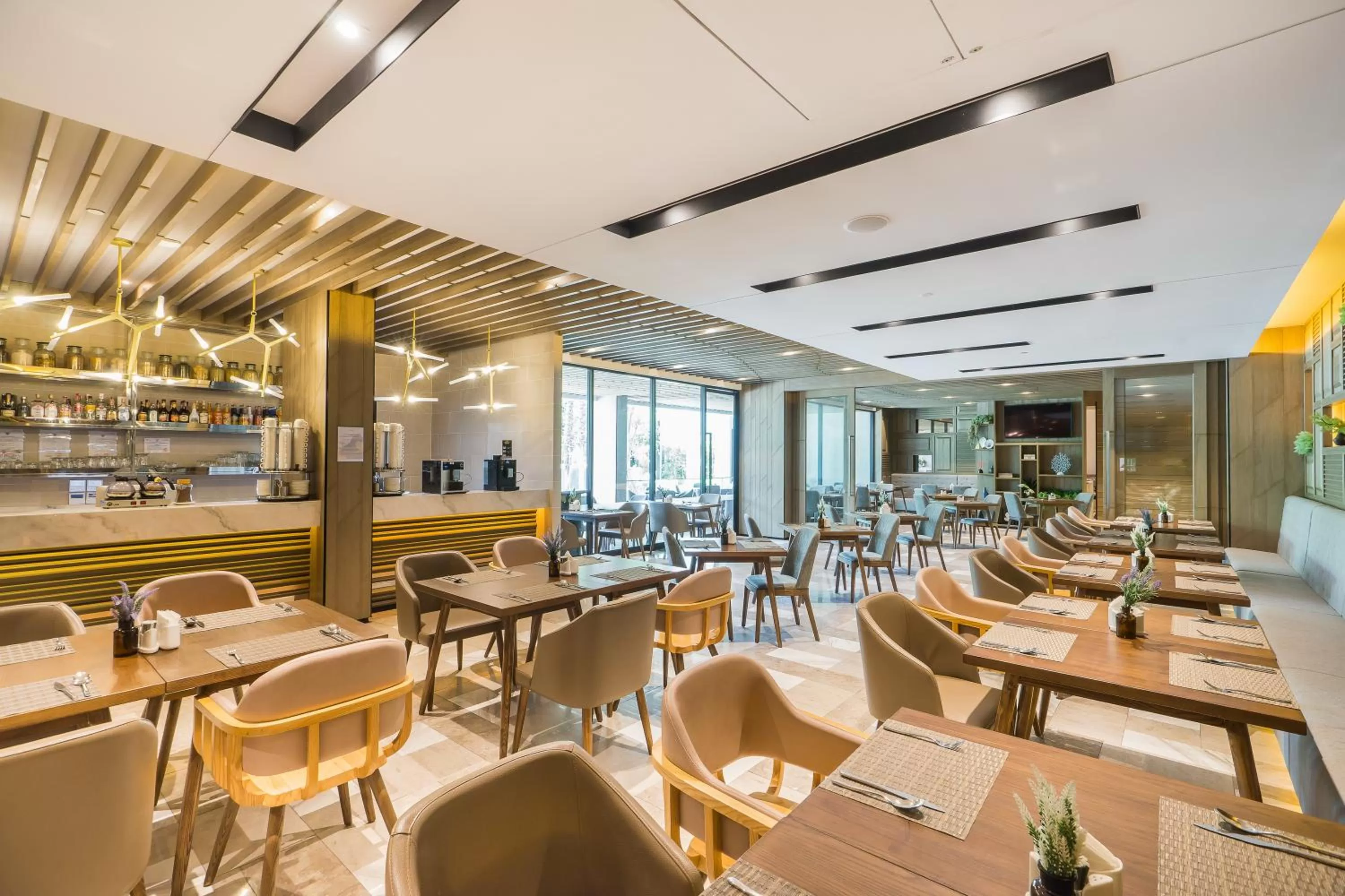 Restaurant/places to eat in Hotel Amber Pattaya