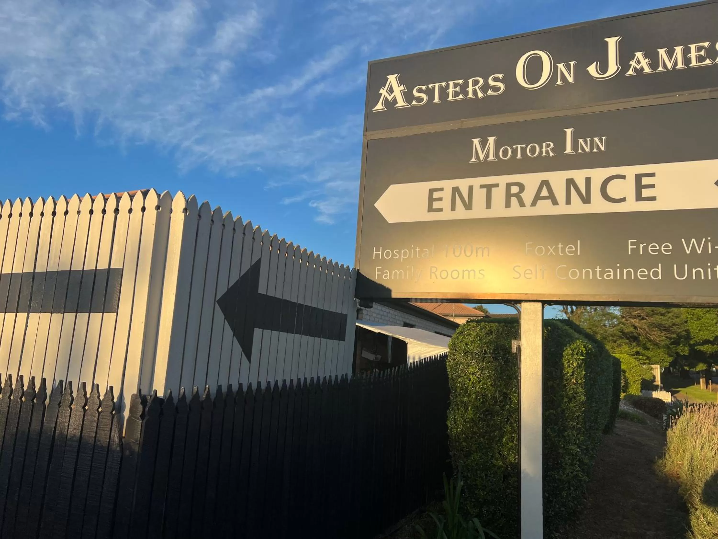 Asters On James Motor Inn