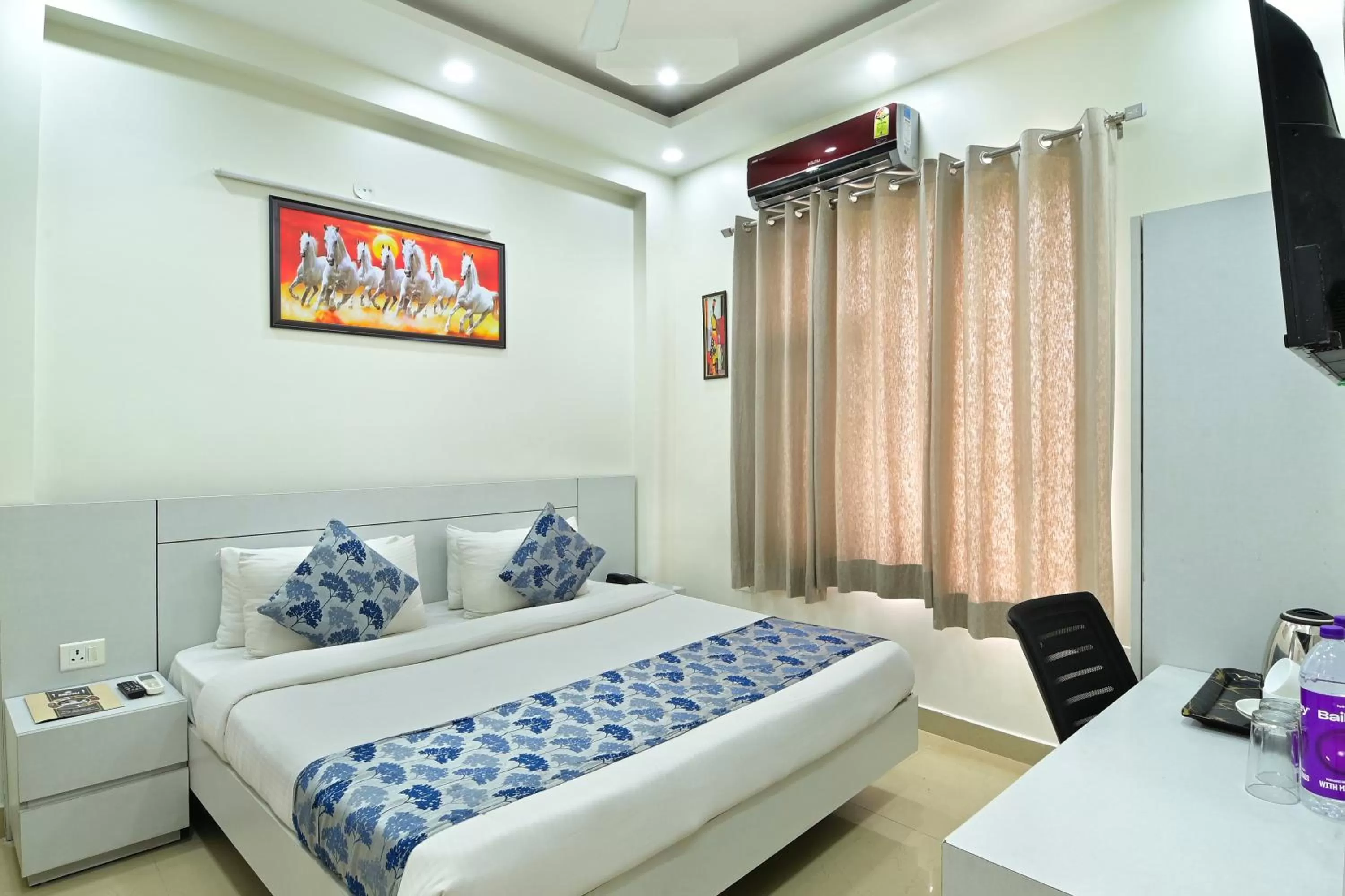 Bedroom, Bed in The Vertigo