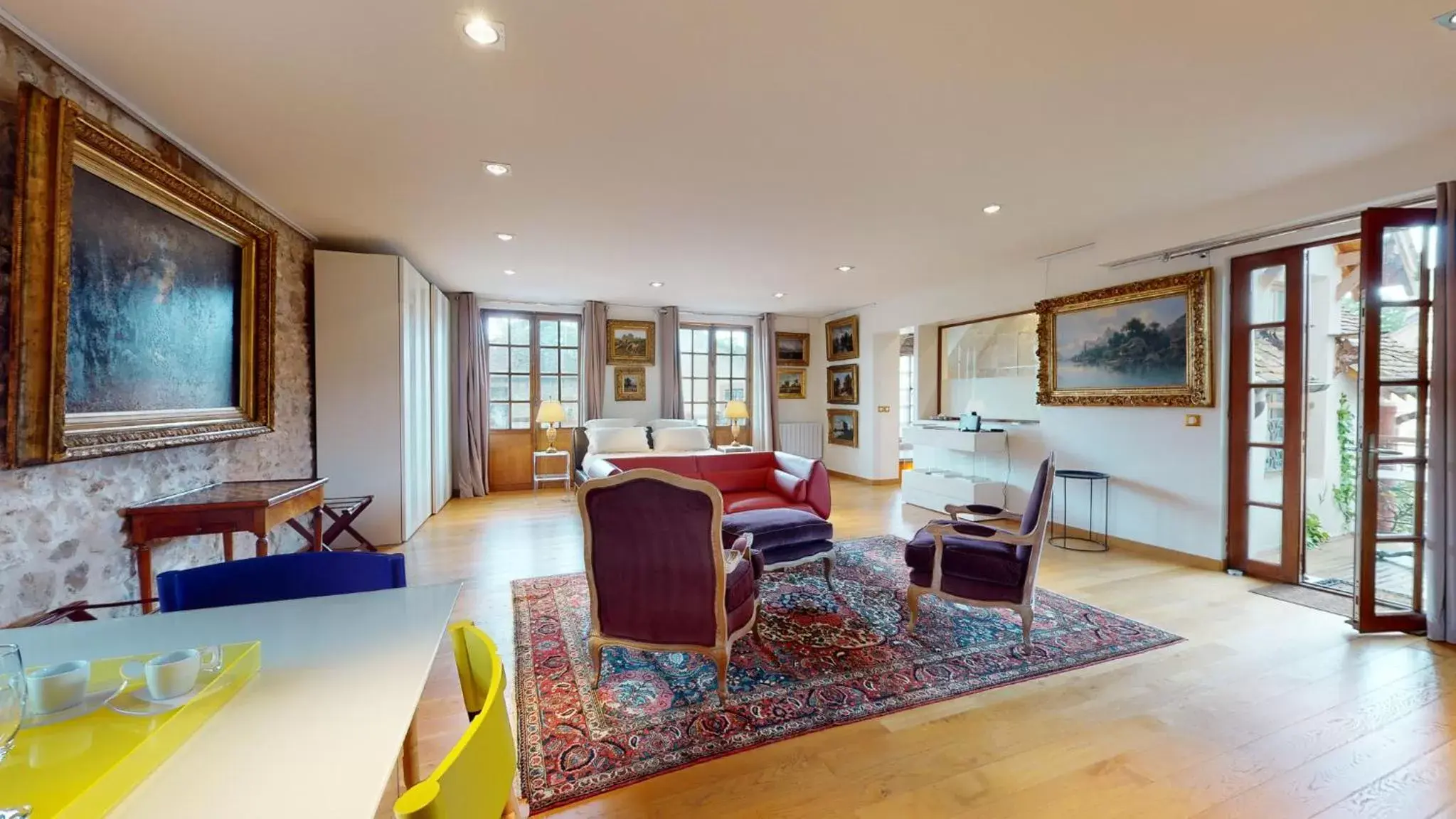 Deluxe Suite in Besharat Gallery & Museum Deluxe Suite in Besharat Gallery & Museum