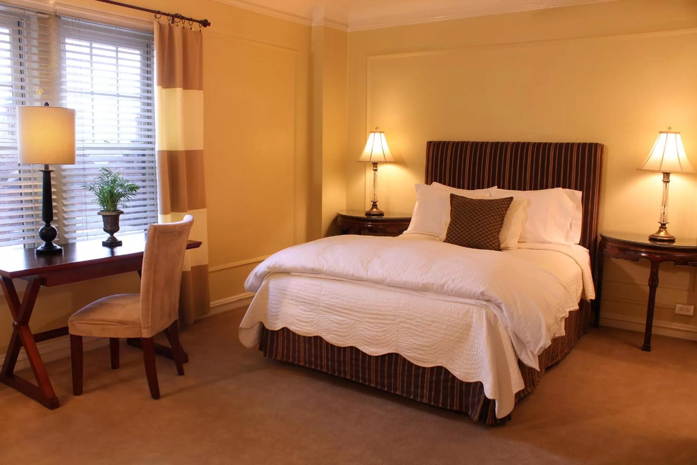 Queen Studio with City View - Annex in Morgan State House Inn