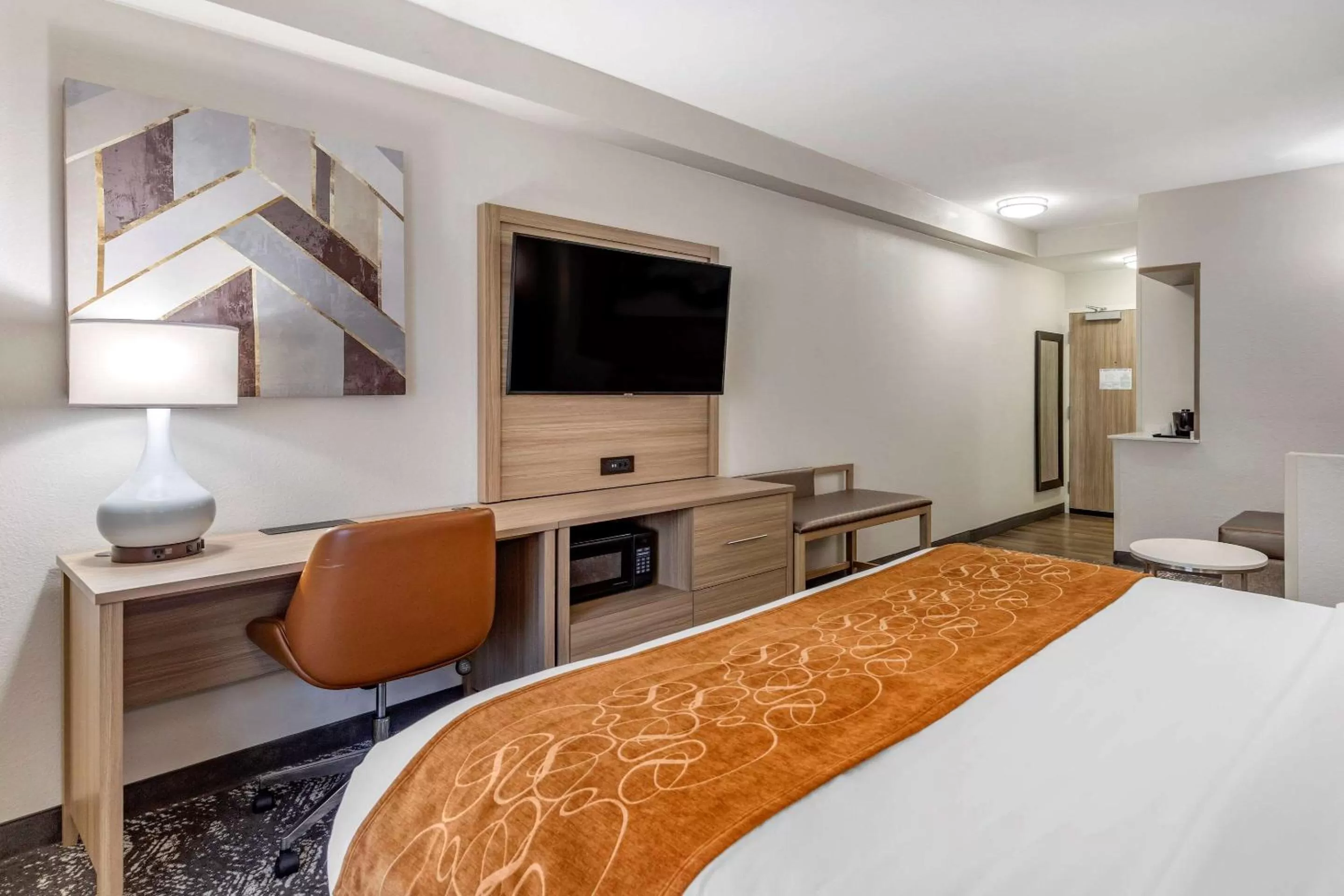 Photo of the whole room, Bed in Comfort Suites Anderson-Clemson