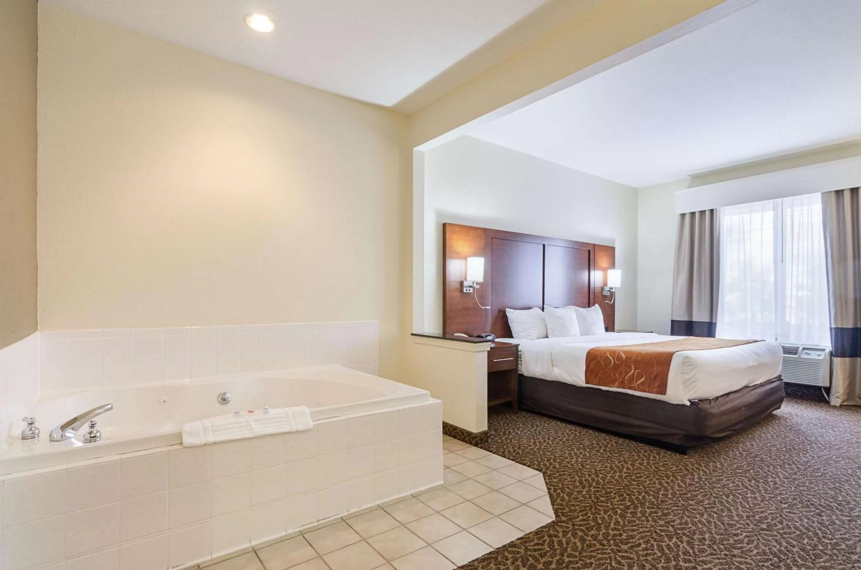 Photo of the whole room, Bed in Quality Suites Springdale West I-49