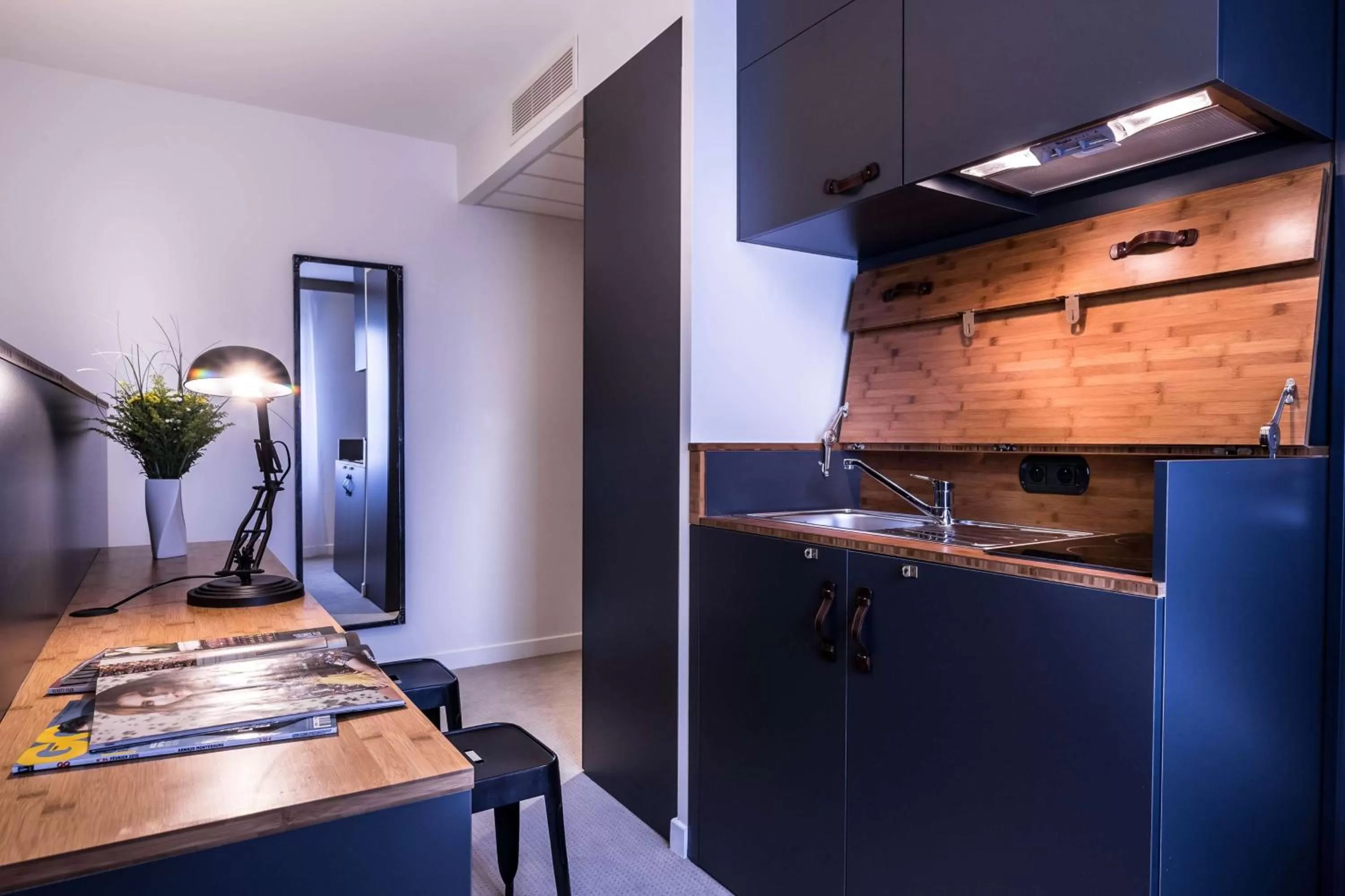 Kitchen or kitchenette in Best Western Plus Suitcase Paris La Défense