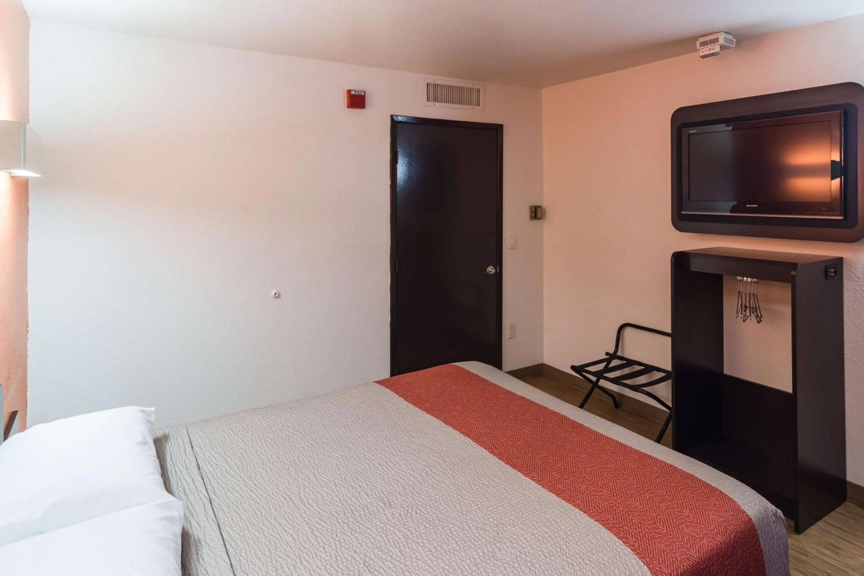 TV and multimedia, Bed in Motel 6-Oroville, CA