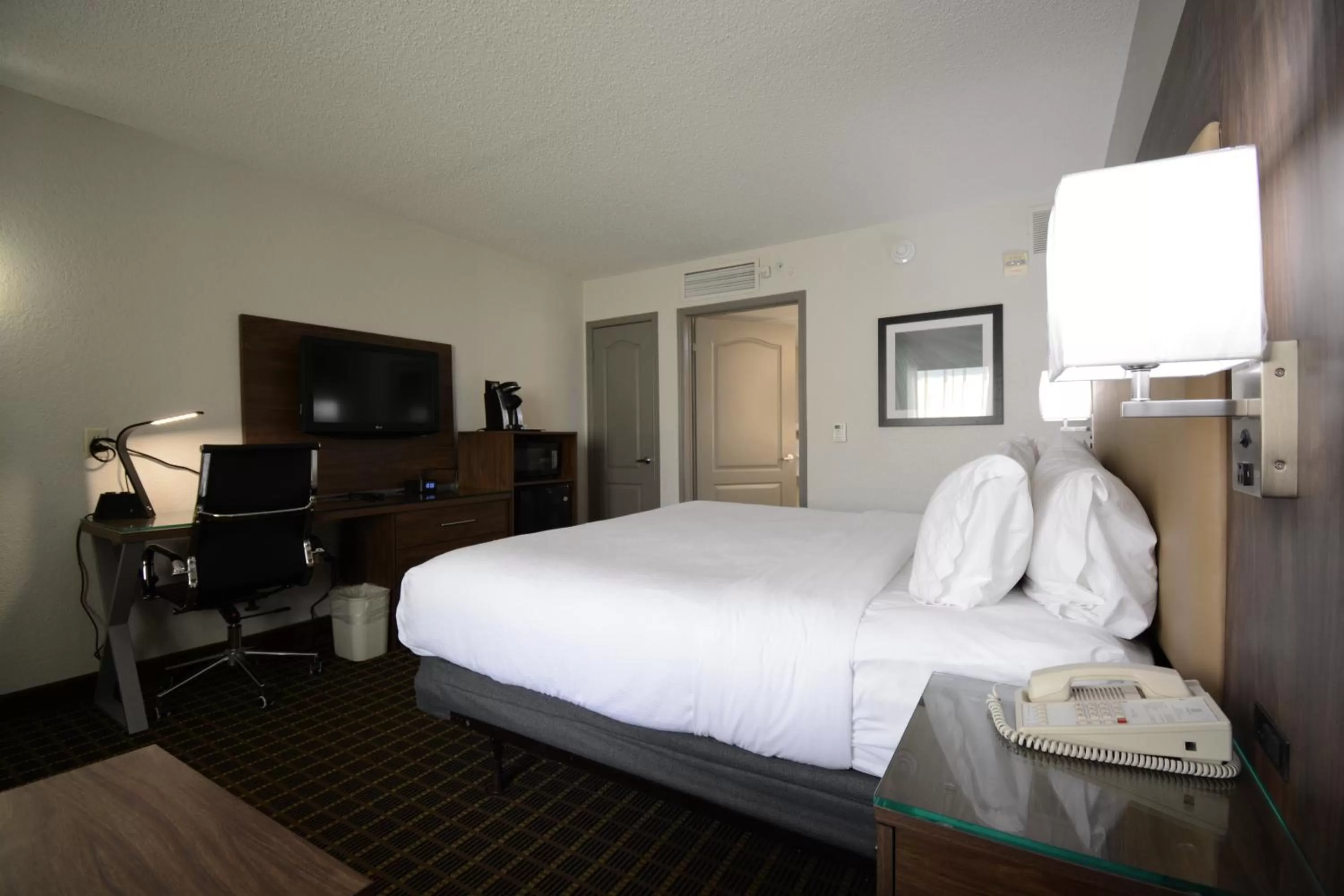 Photo of the whole room, Bed in Holiday Inn Hazlet by IHG