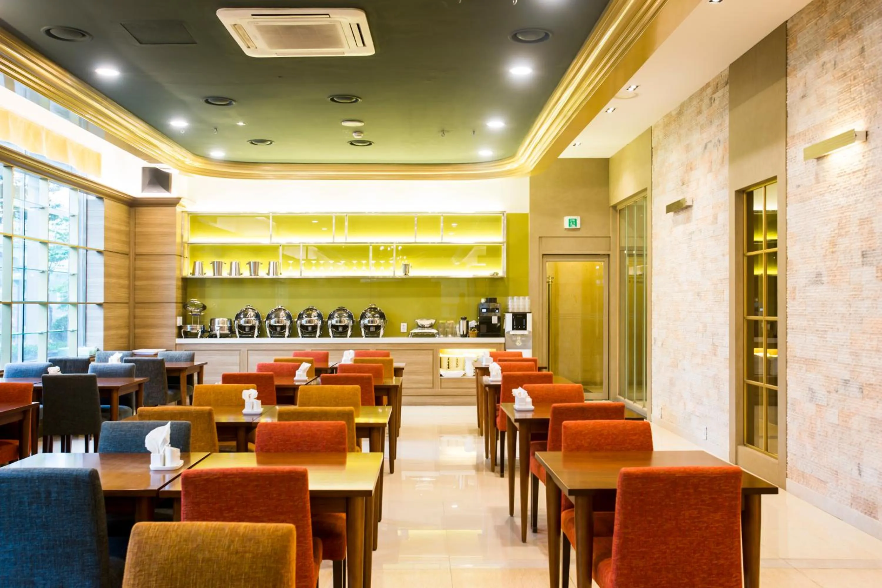 Restaurant/places to eat in Polaris Hotel