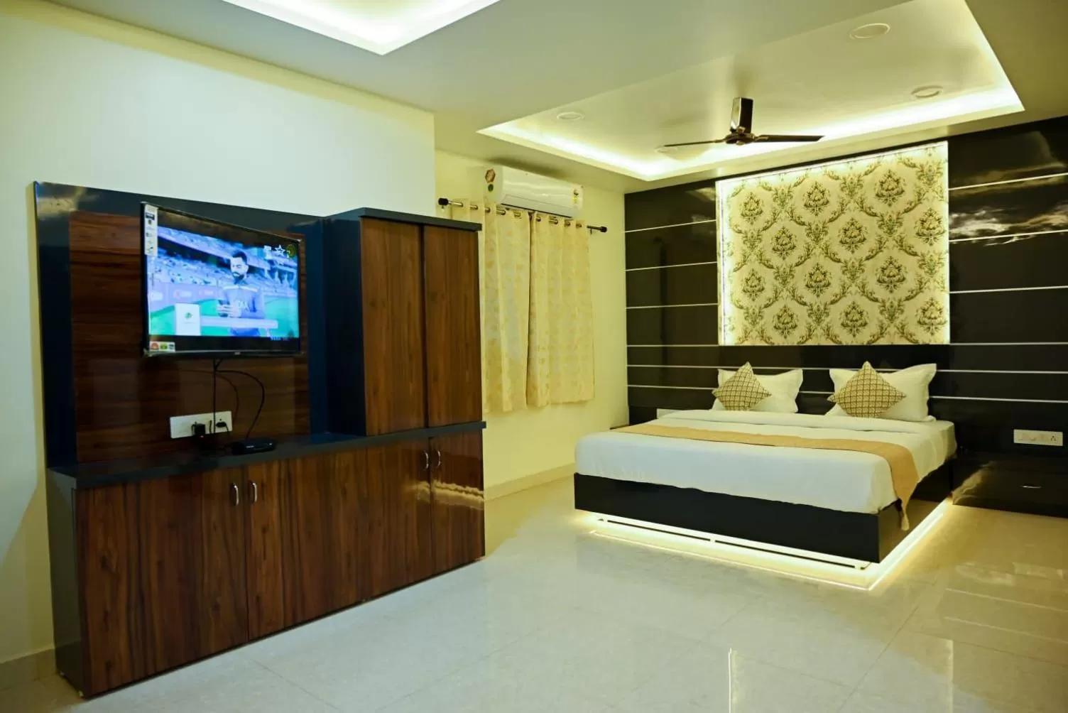 Photo of the whole room, Bed in Hotel Golden Bliss