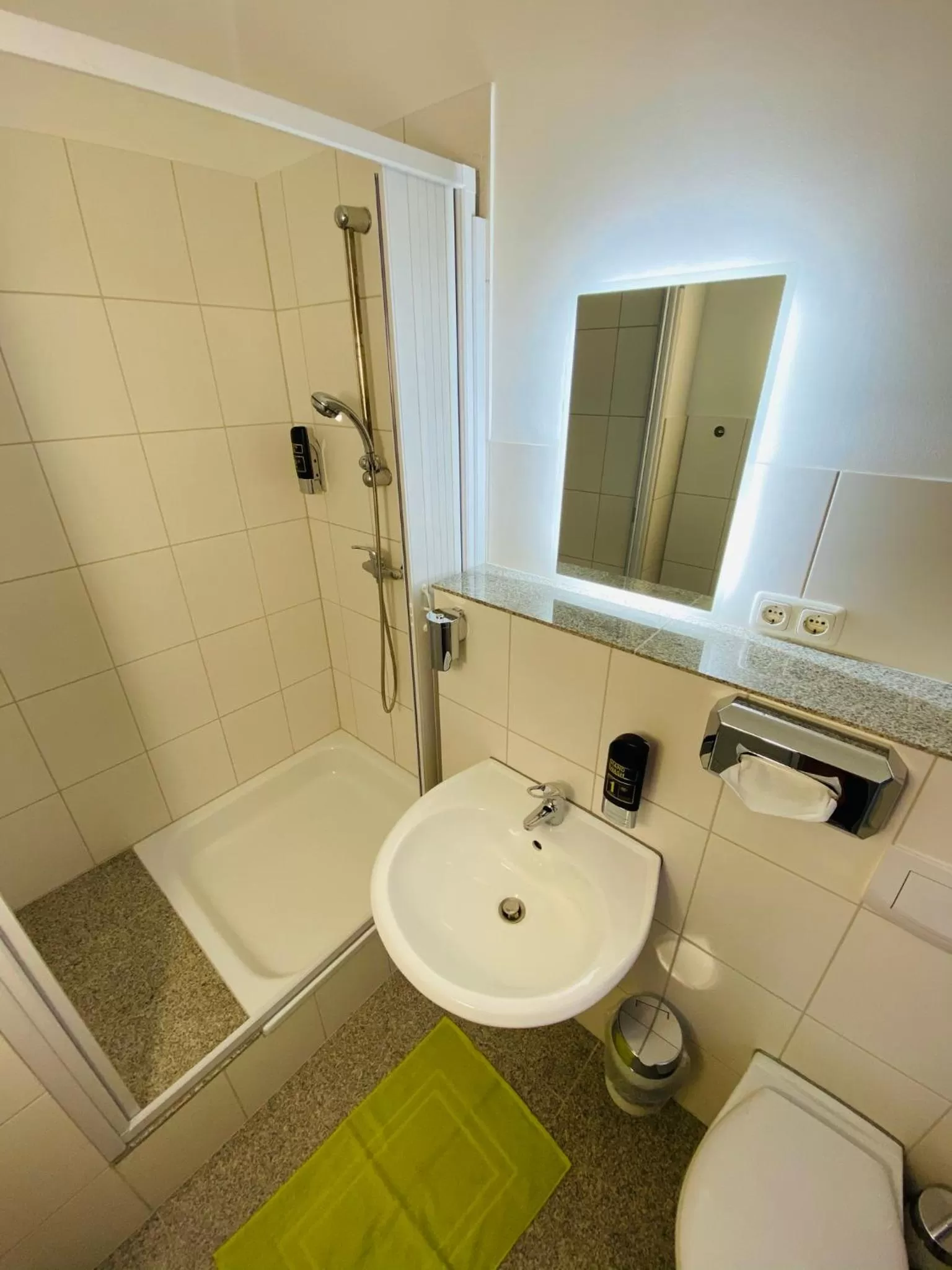 Bathroom in bestprice Hotel Aachen Hauptbahnhof