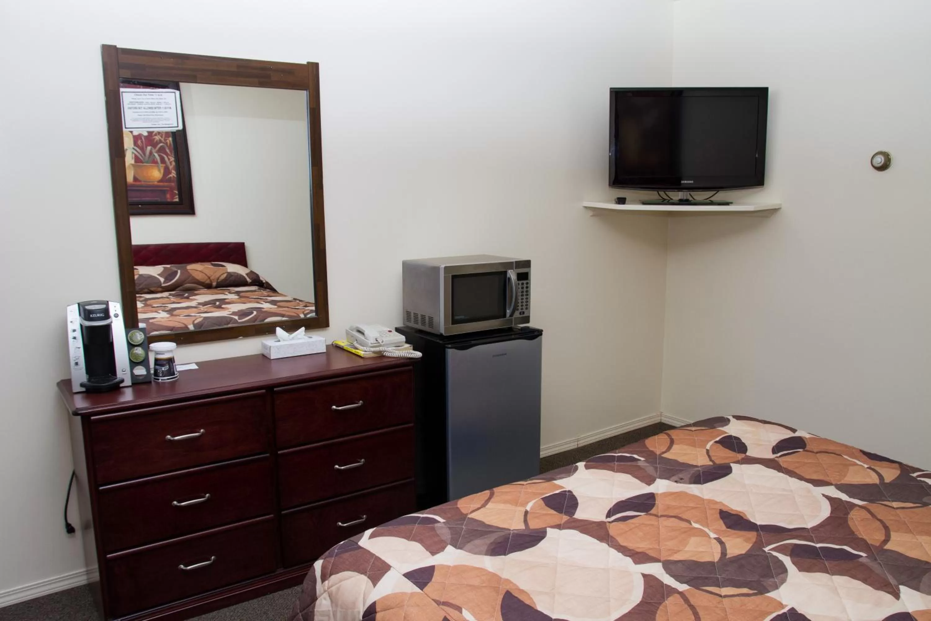 Bed in Wheel Inn Motel