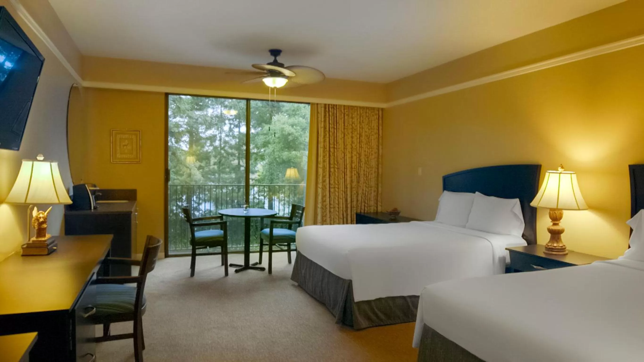 Bed in Dinah's Garden Hotel