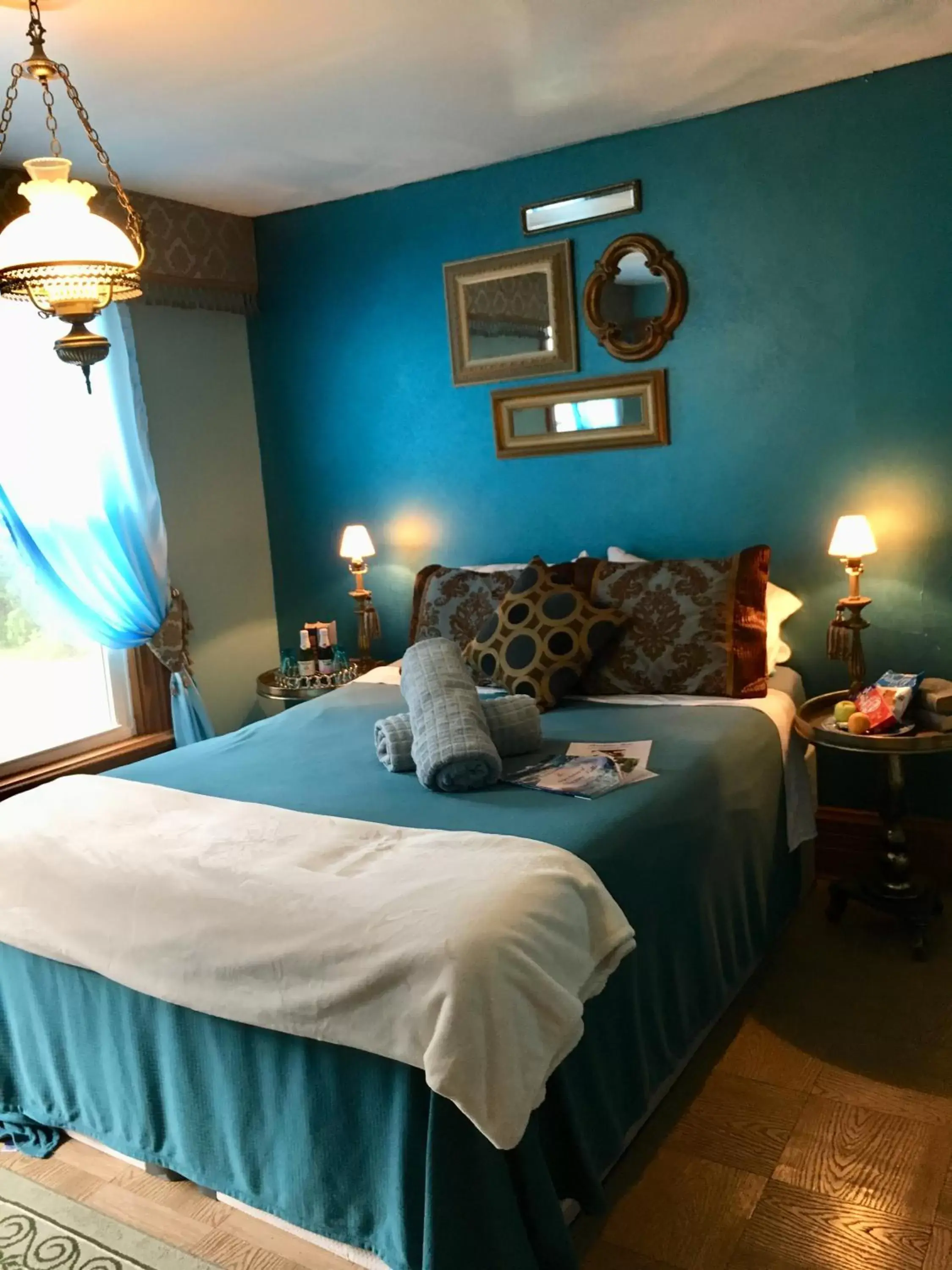 Deluxe Queen Room in Aaron House of Niagara Falls Deluxe Queen Room in Aaron House of Niagara Falls