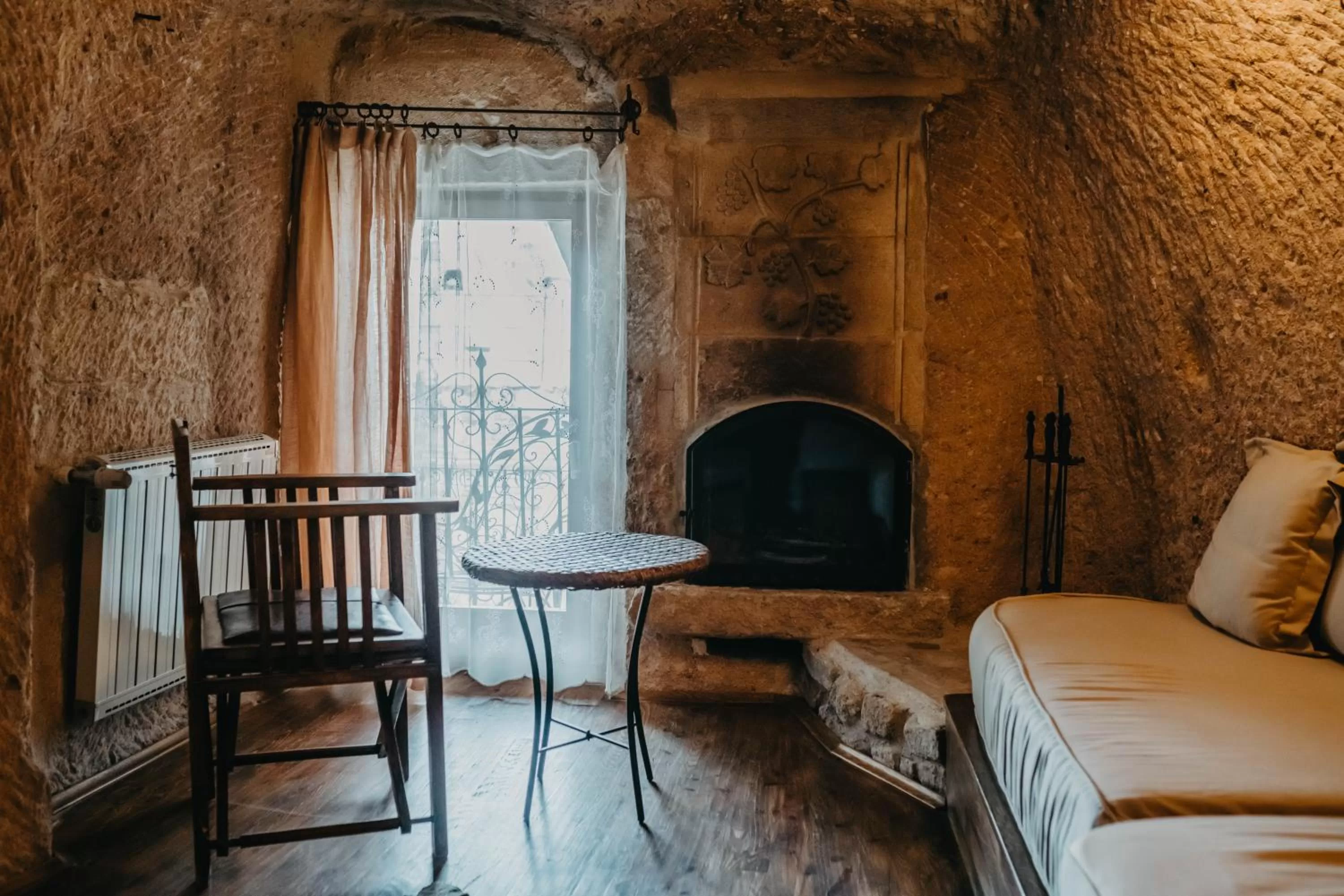Seating area, Bed in Melekler Evi Cave Hotel